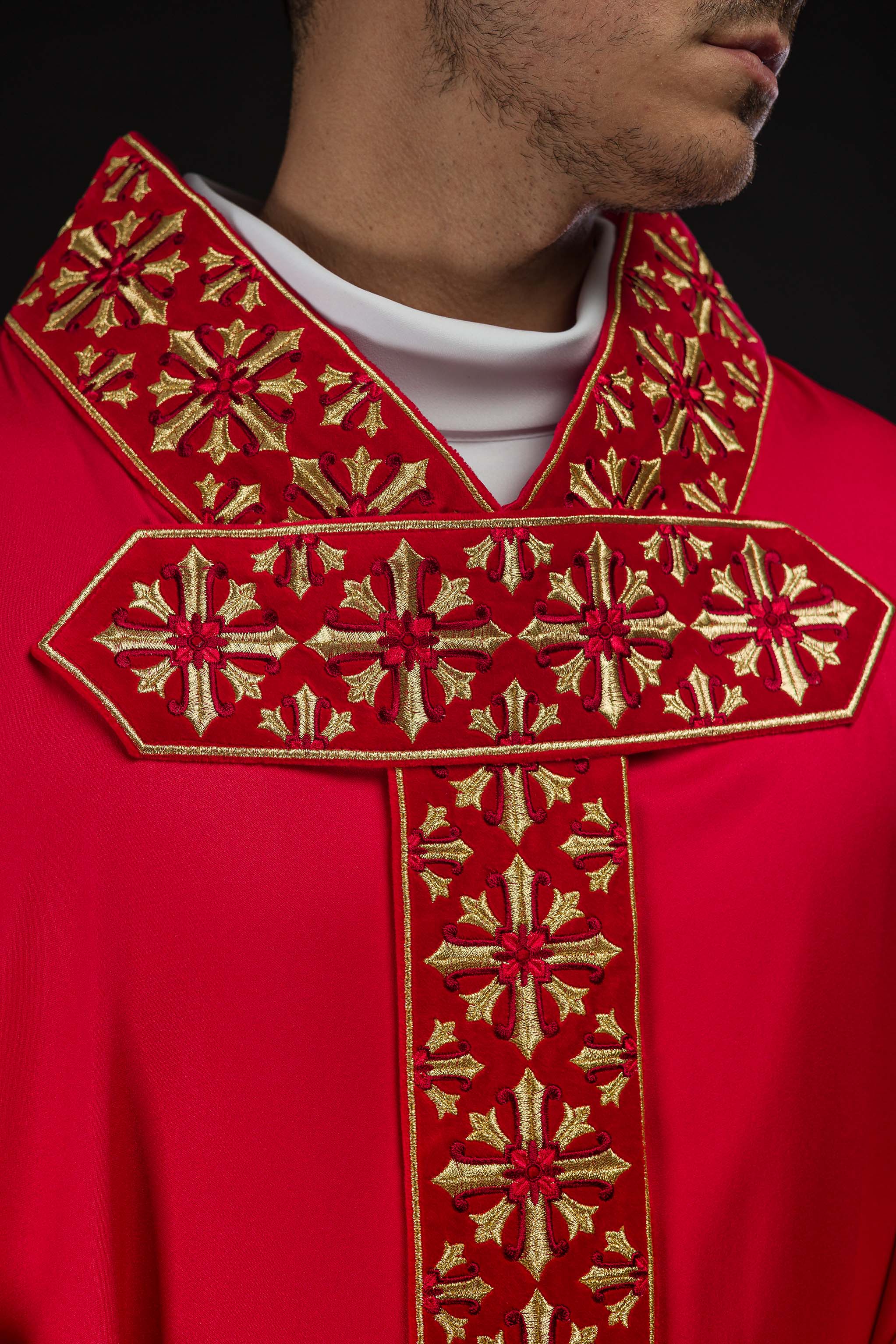 Casula con ricamo lucido in colore rosso