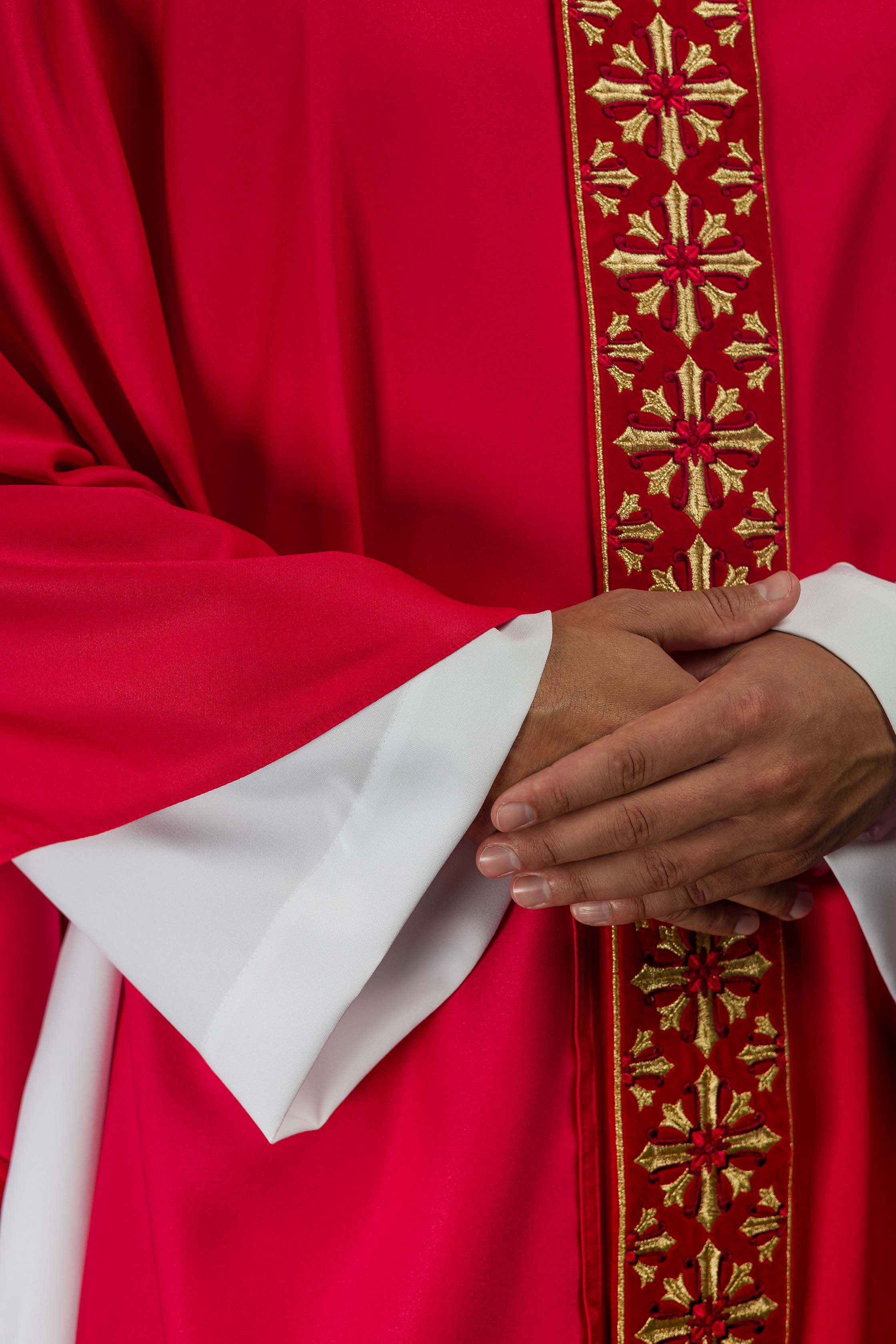 Casula con ricamo lucido in colore rosso