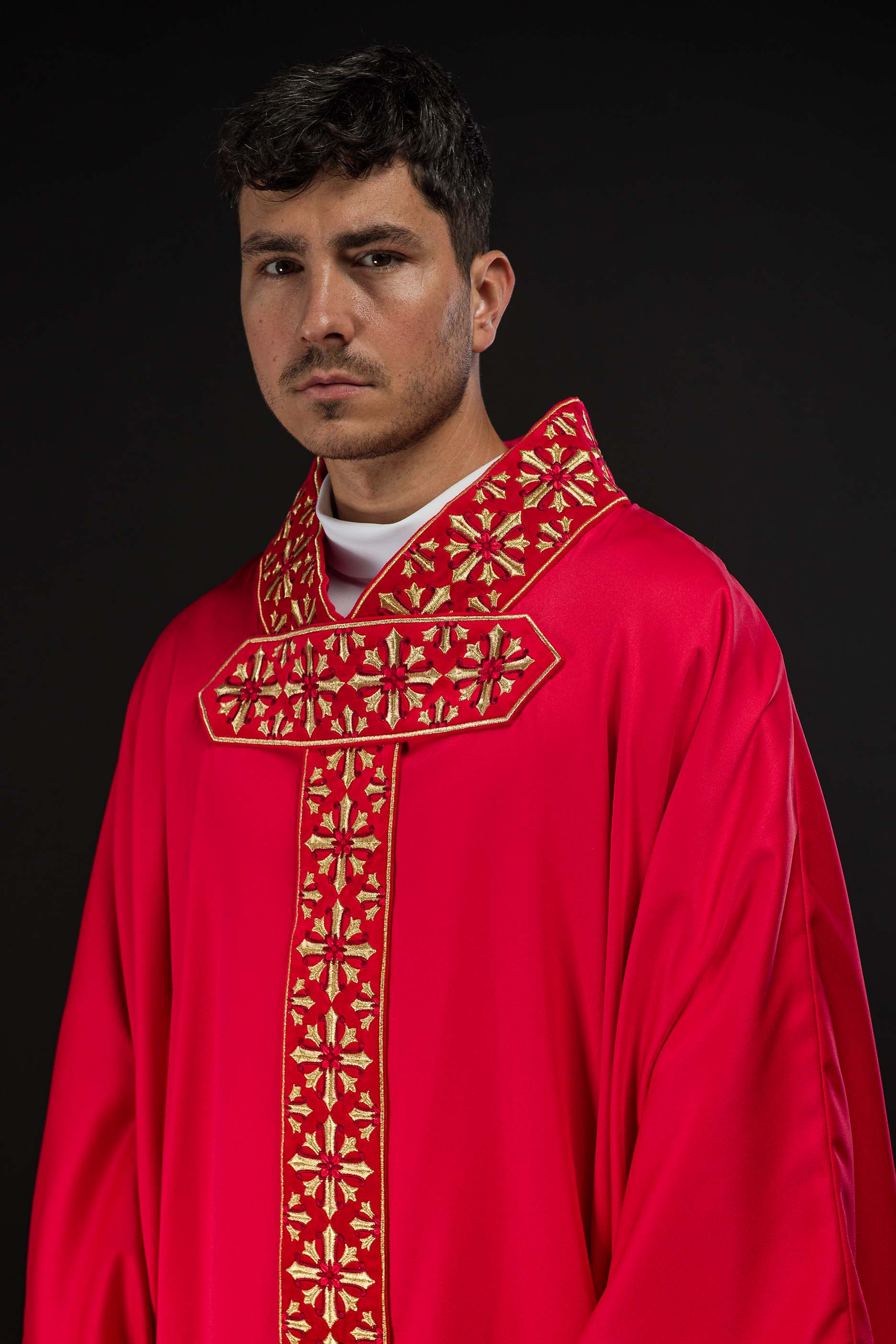 Casula con ricamo lucido in colore rosso