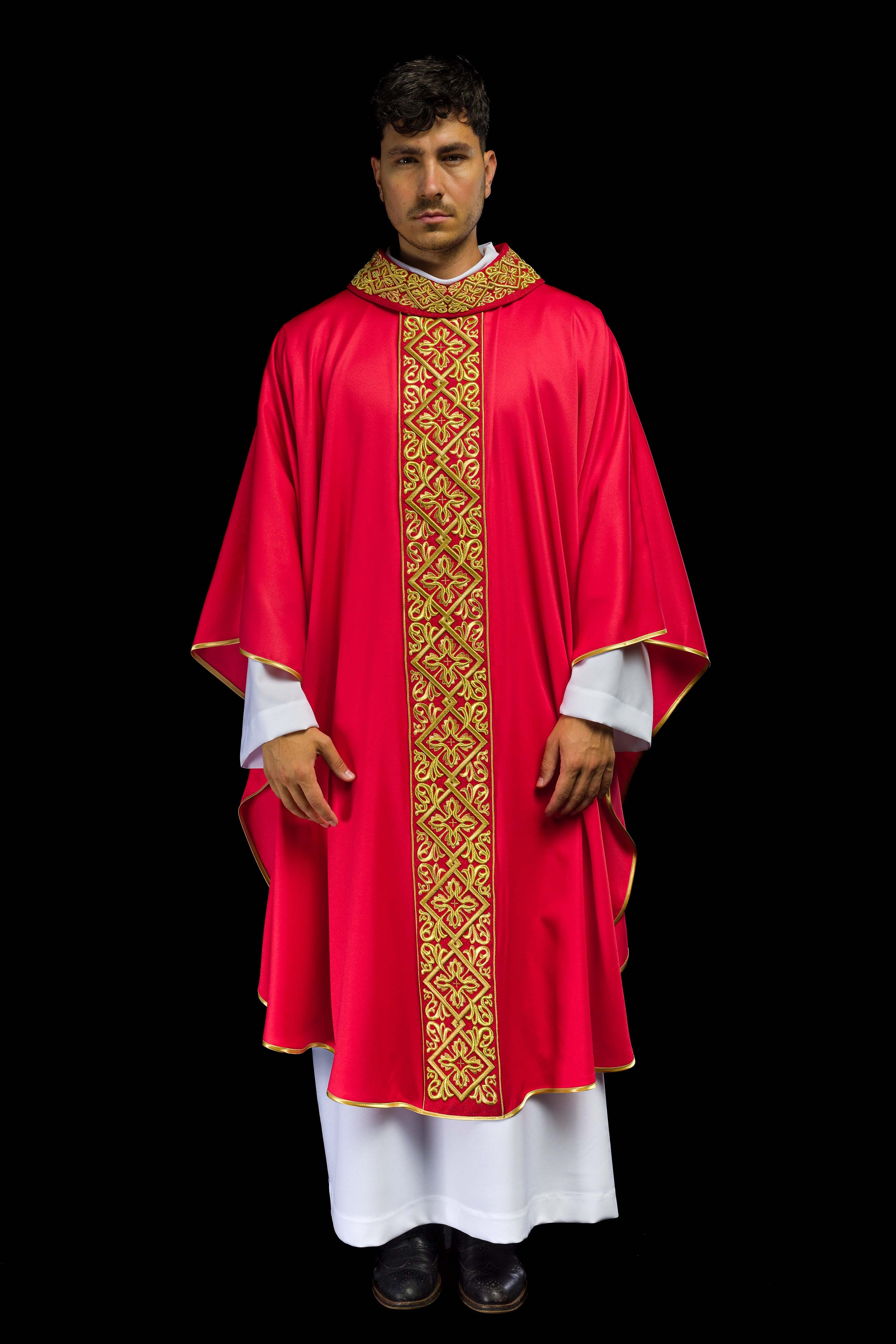 Casula riccamente ricamata con motivo floreale e croci rosse