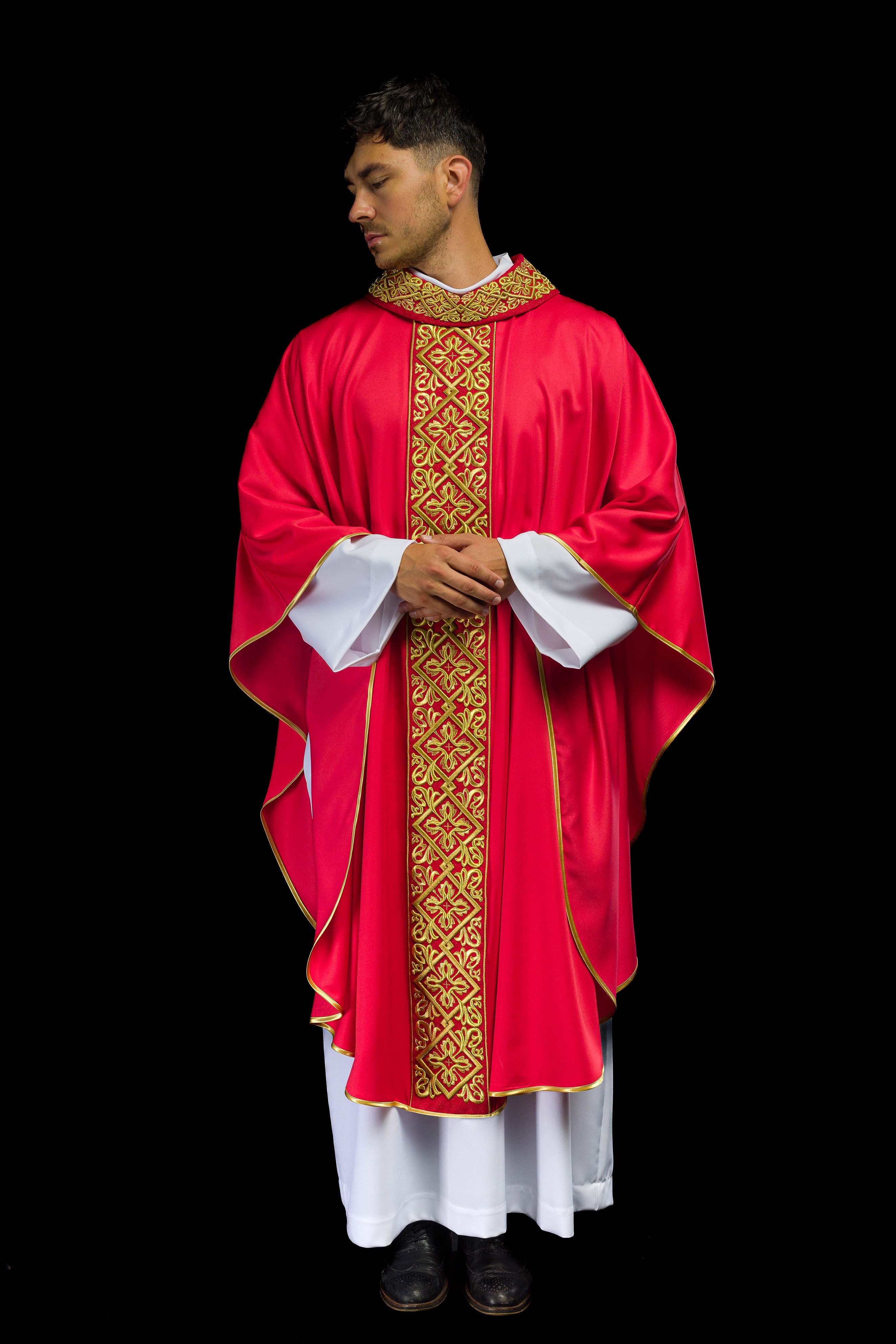 Casula riccamente ricamata con motivo floreale e croci rosse