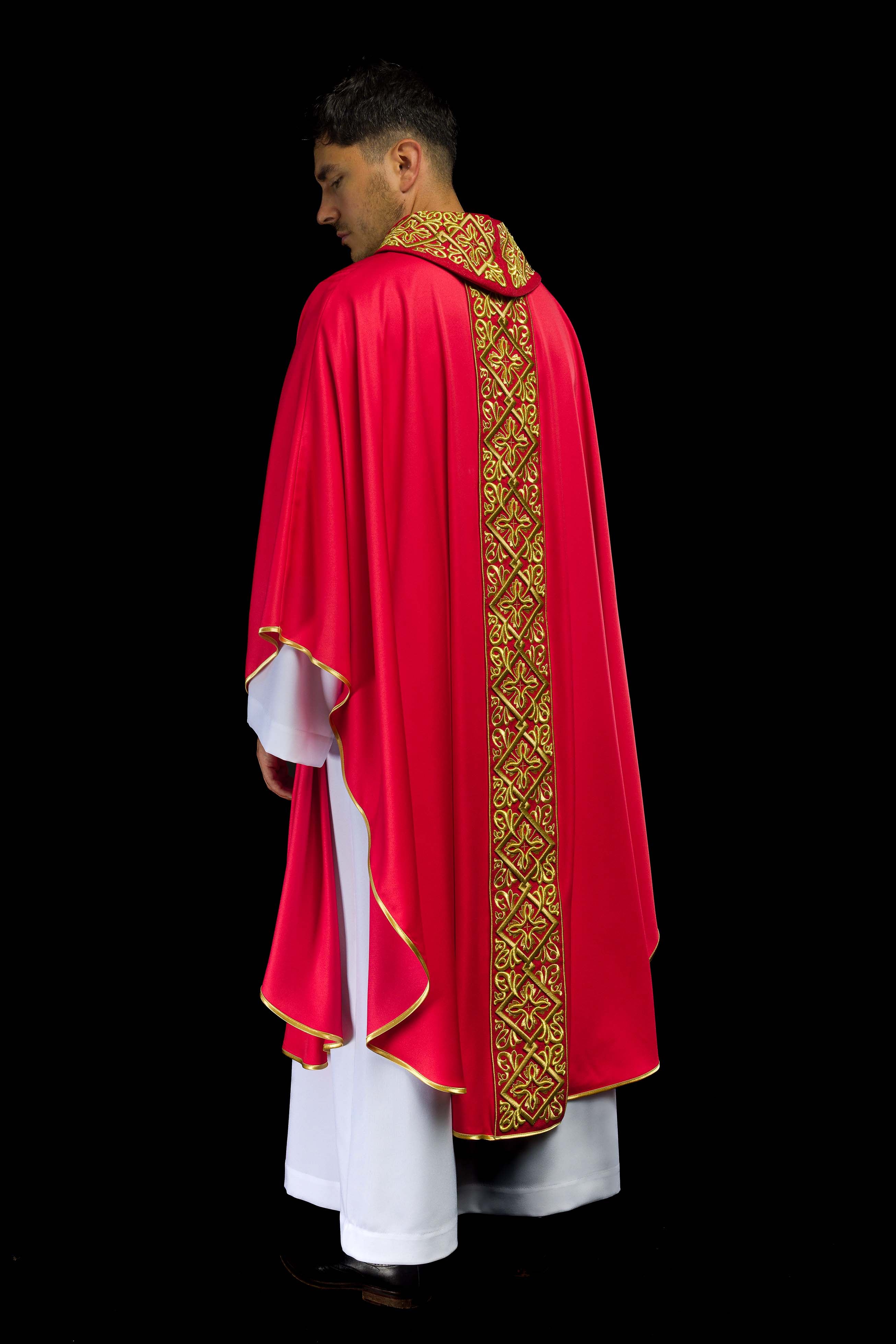 Casula riccamente ricamata con motivo floreale e croci rosse