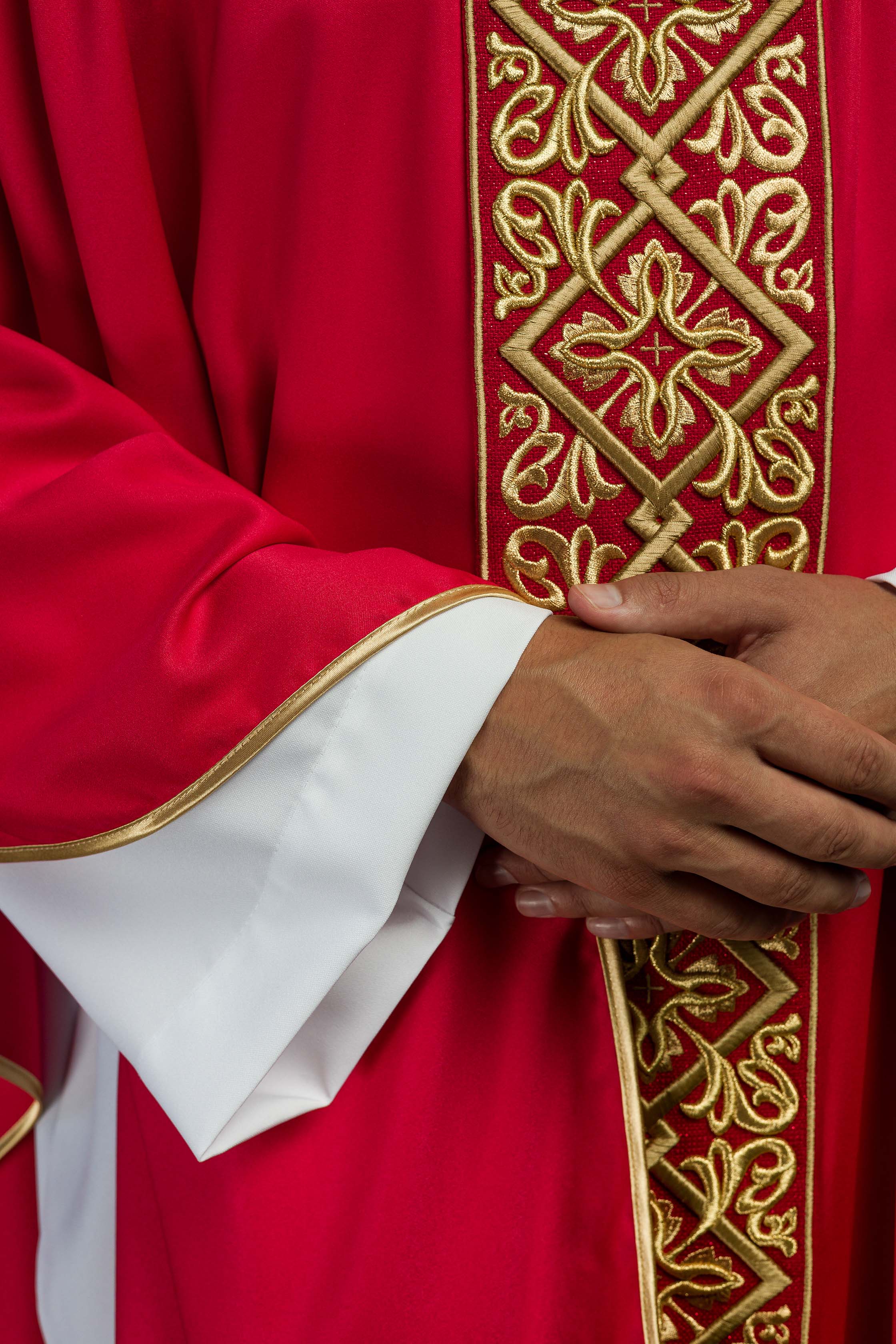 Casula riccamente ricamata con motivo floreale e croci rosse