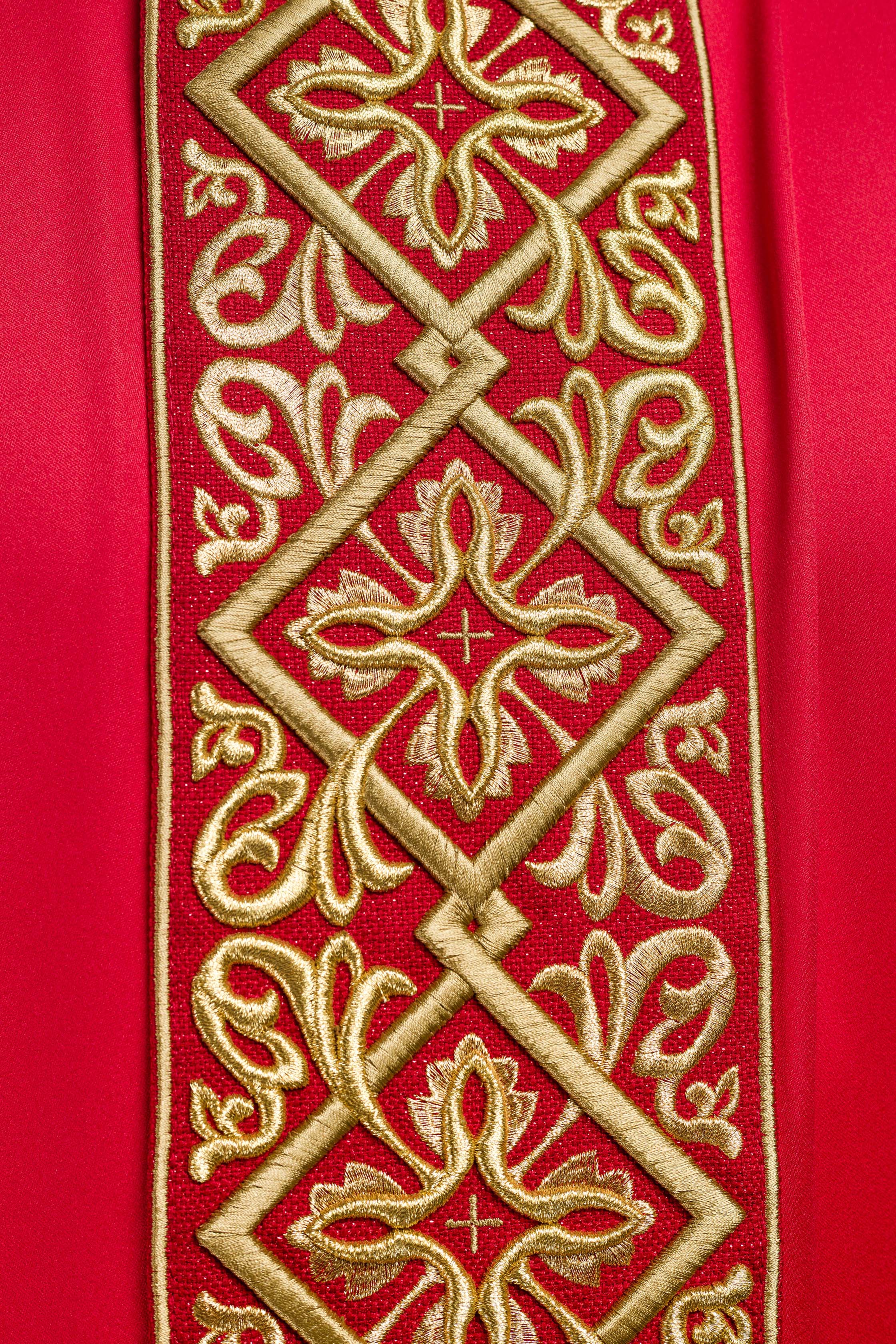 Casula riccamente ricamata con motivo floreale e croci rosse