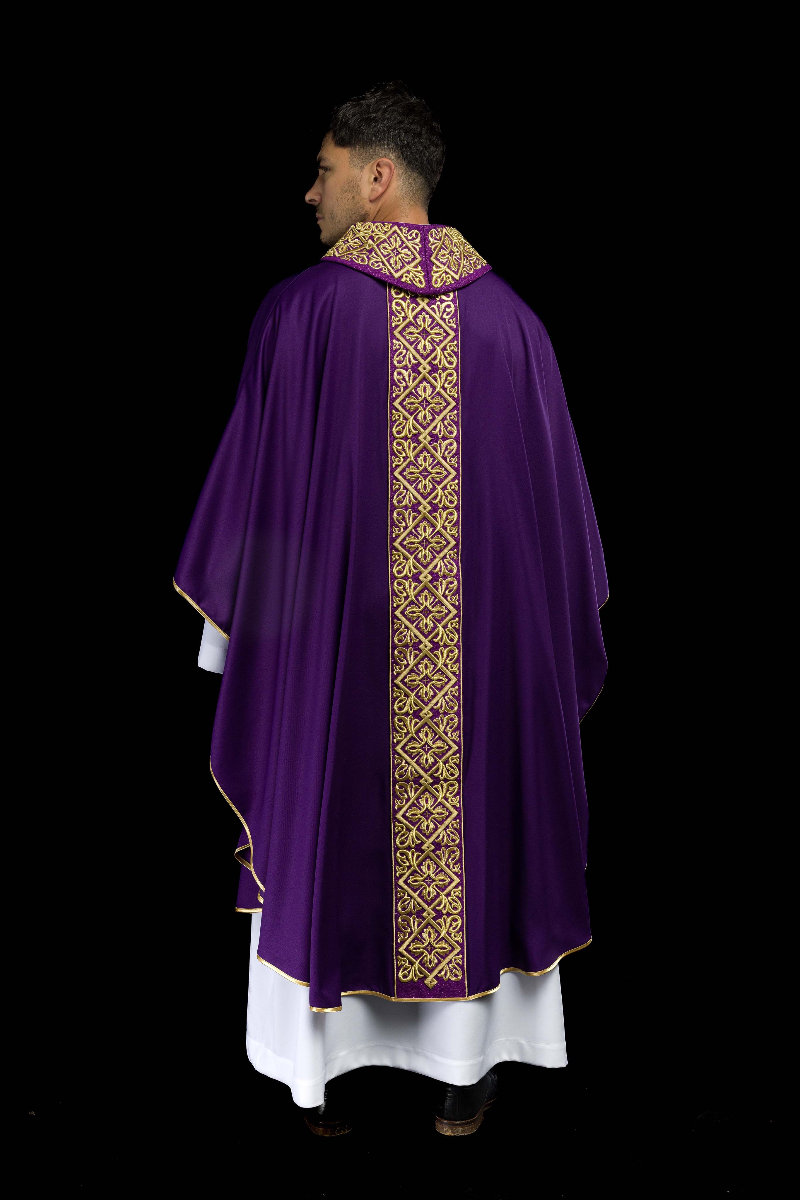 Casula riccamente ricamata con motivo floreale e croci Viola