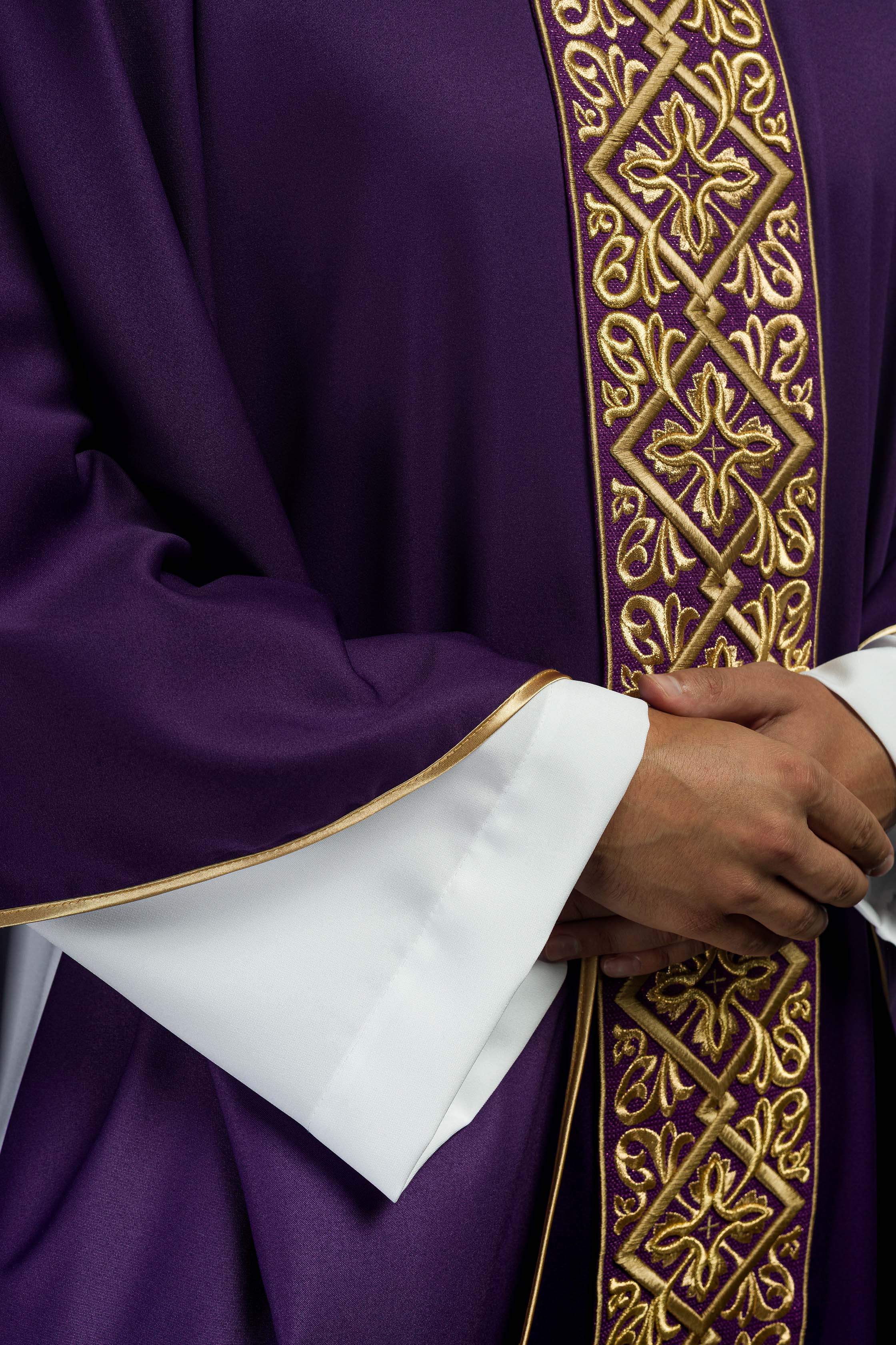 Casula riccamente ricamata con motivo floreale e croci Viola