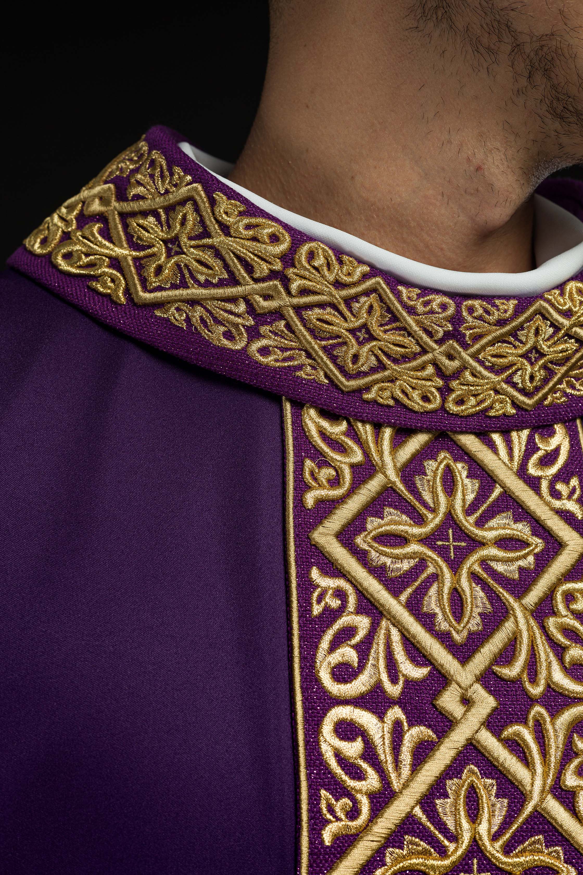 Casula riccamente ricamata con motivo floreale e croci Viola
