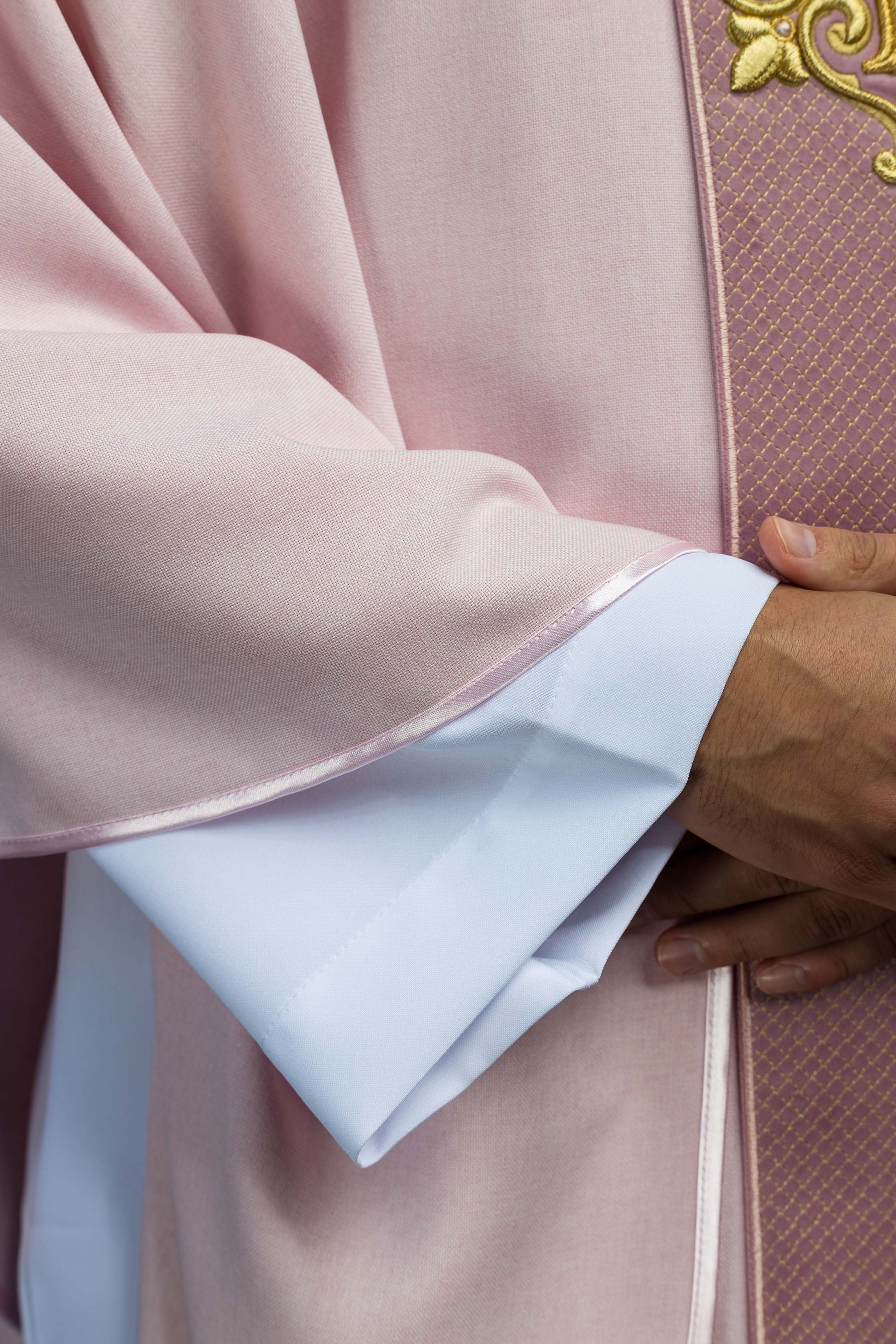 Casula ricamata su velluto con il simbolo della Croce Rosa