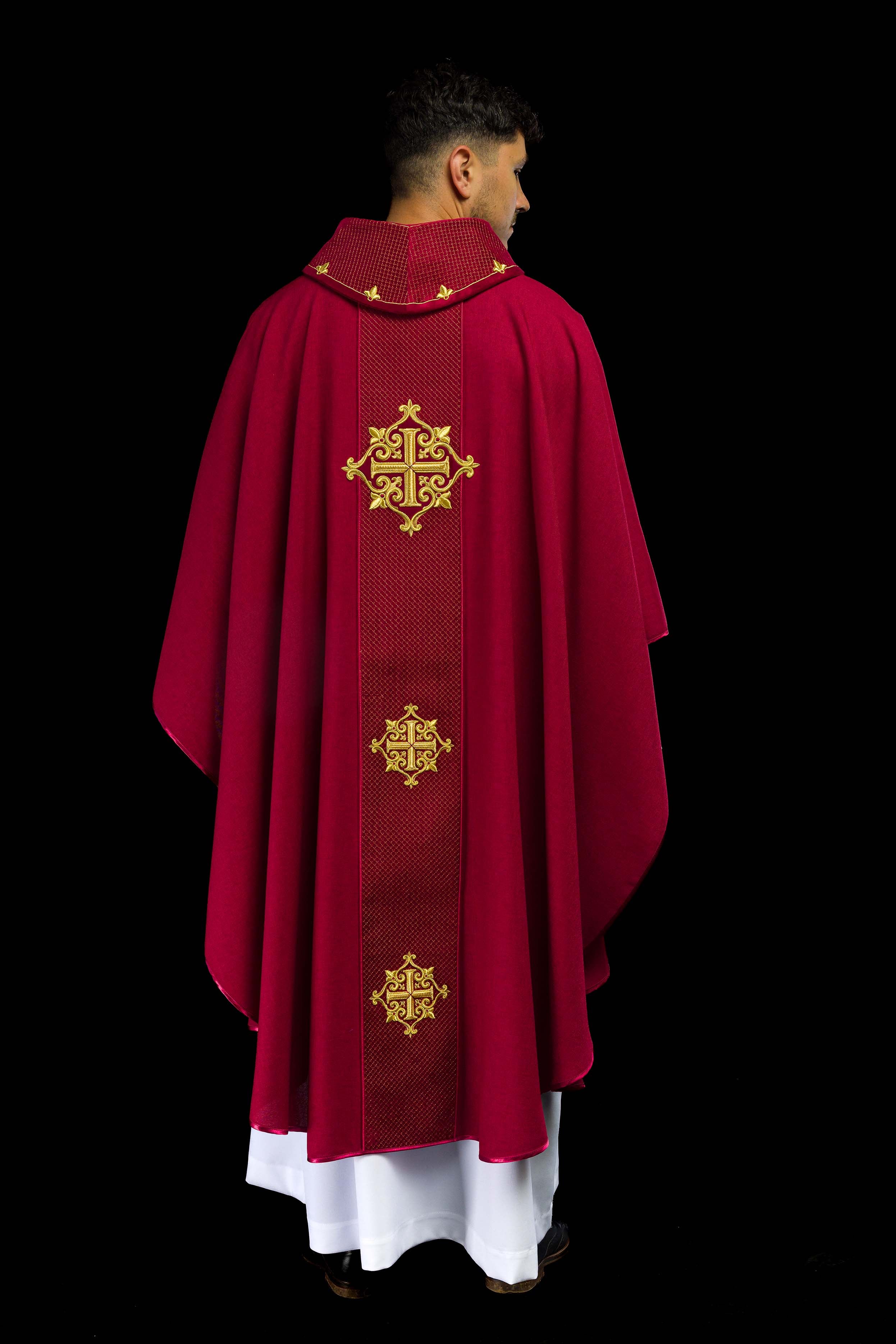 Casula con cintura in velluto rosso e croci ricamate