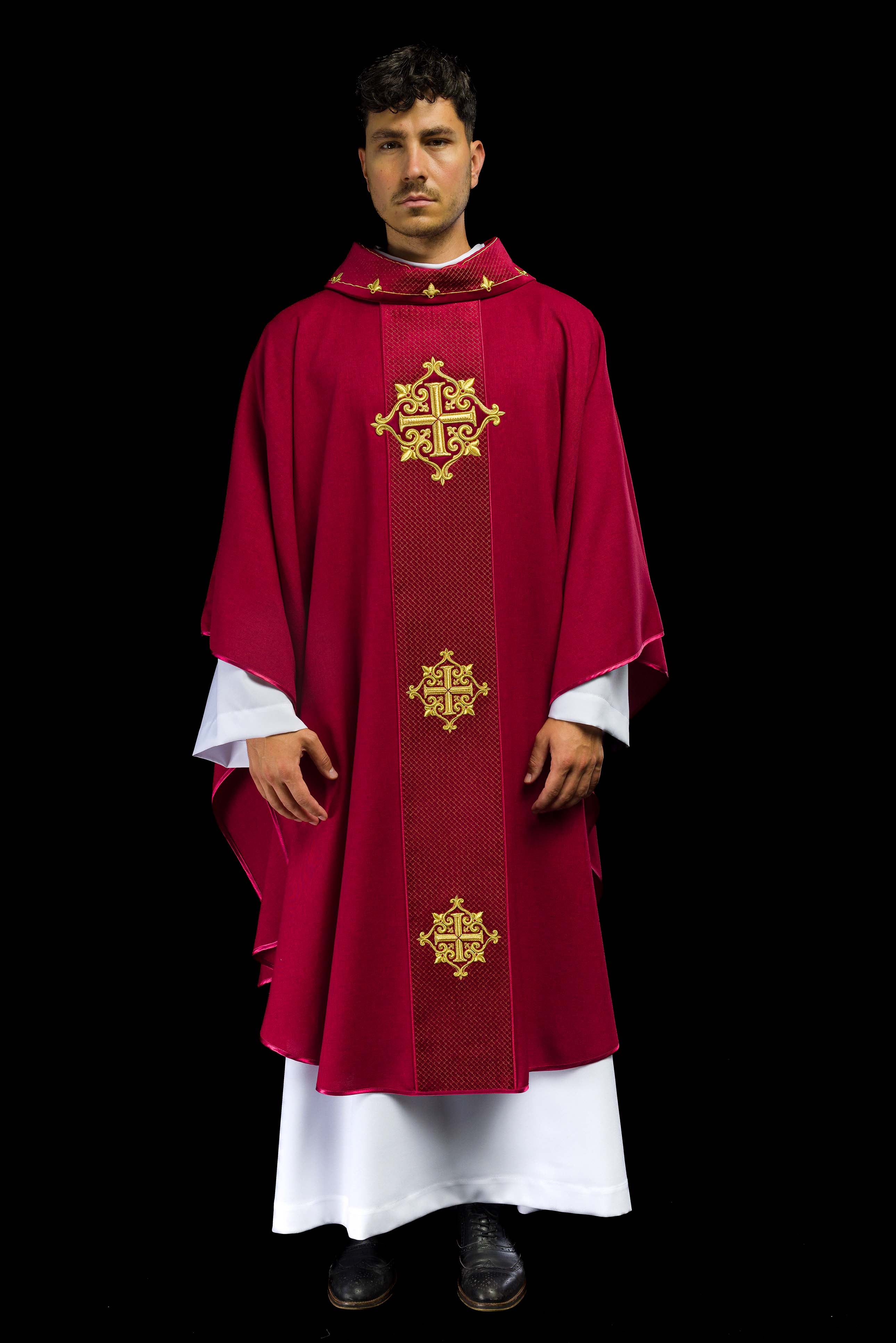 Casula con cintura in velluto rosso e croci ricamate