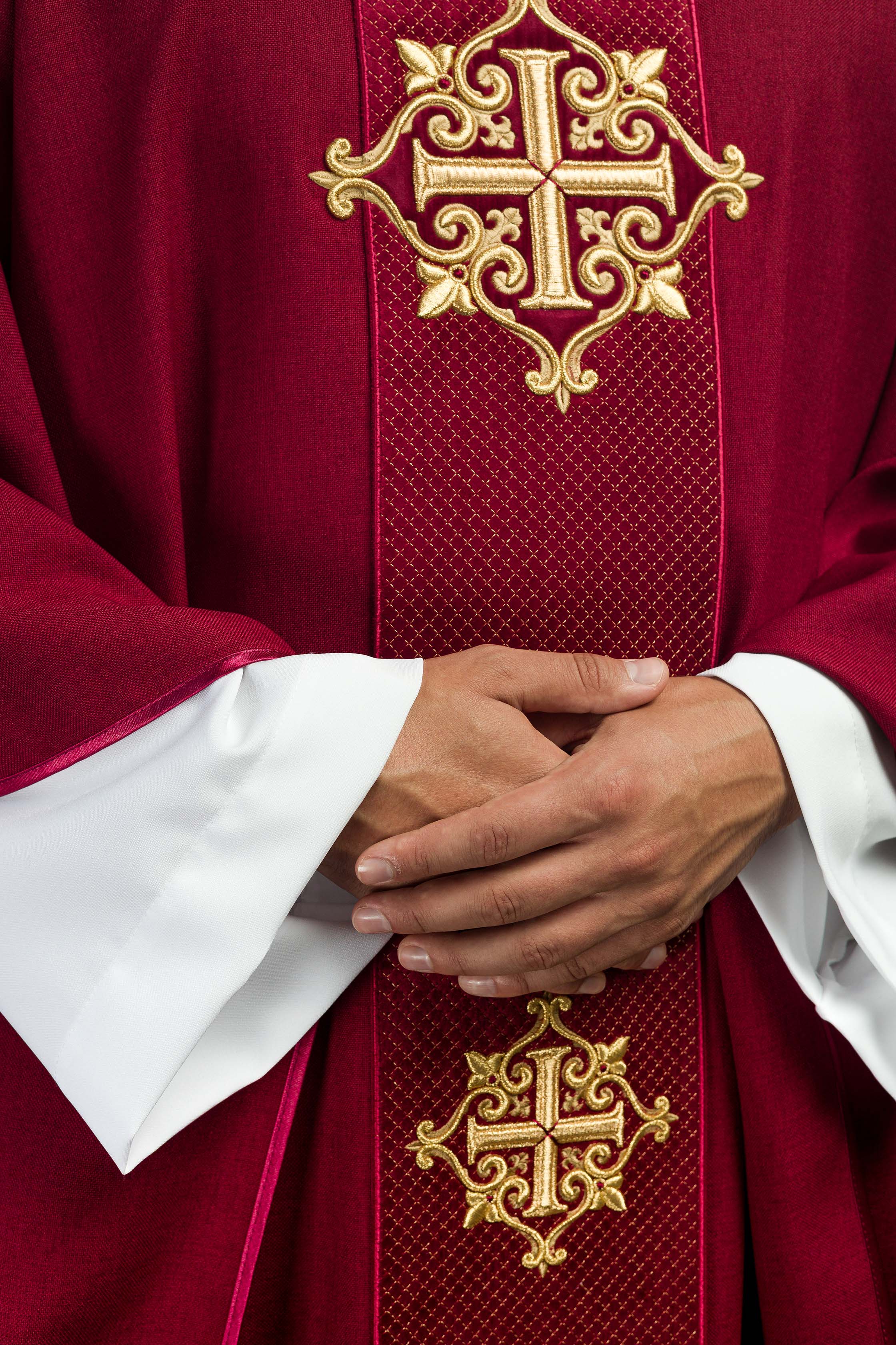 Casula con cintura in velluto rosso e croci ricamate