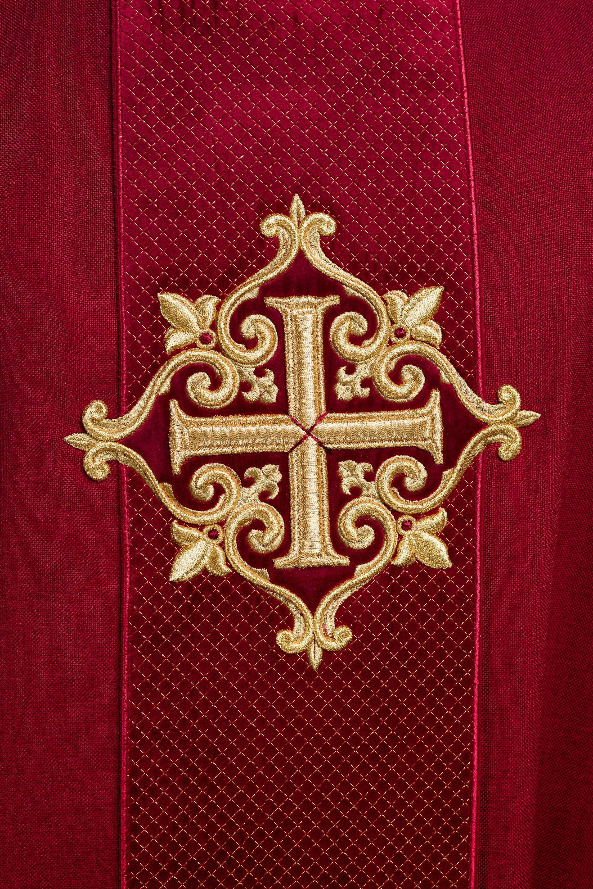 Casula con cintura in velluto rosso e croci ricamate