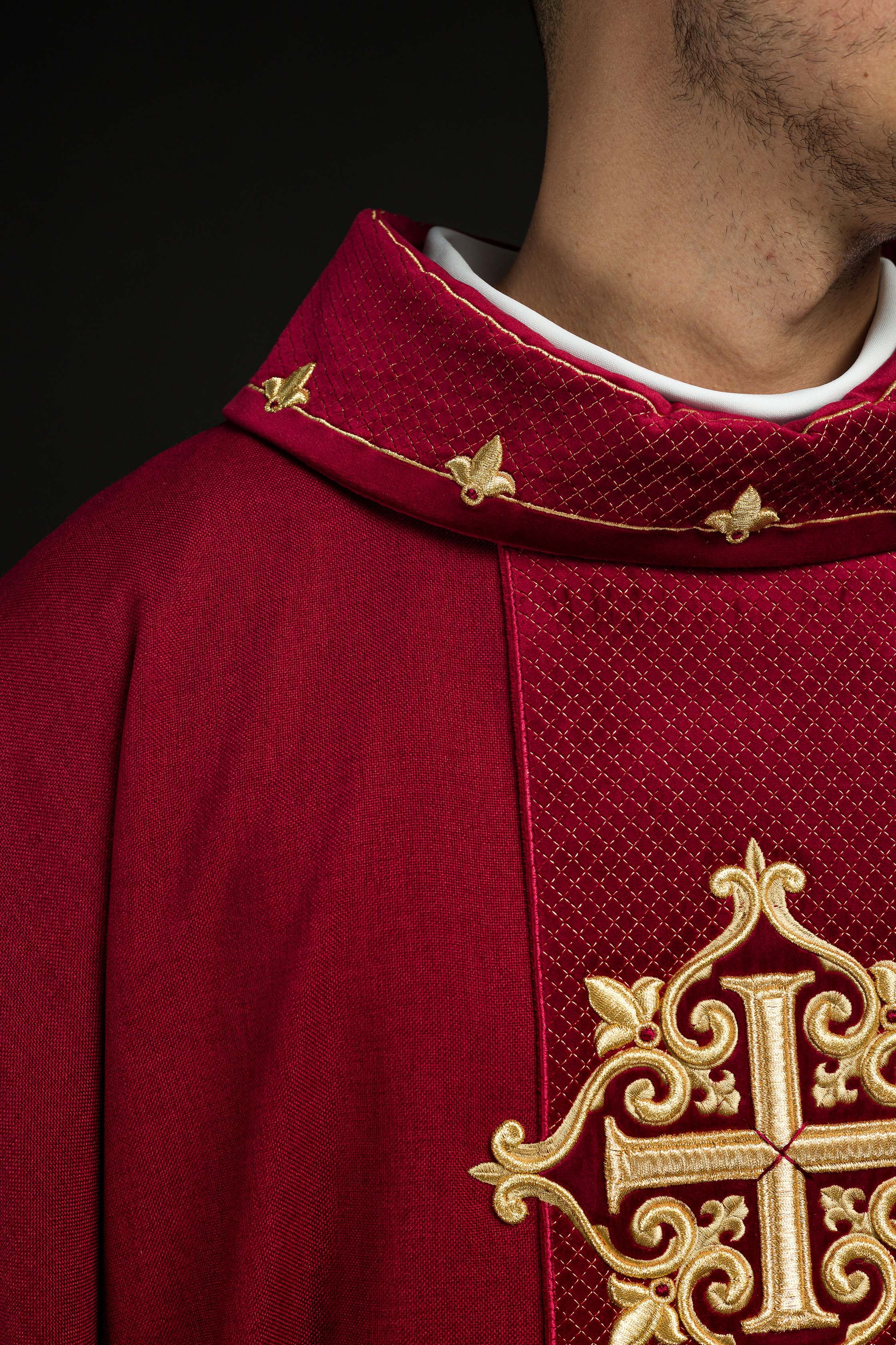 Casula con cintura in velluto rosso e croci ricamate