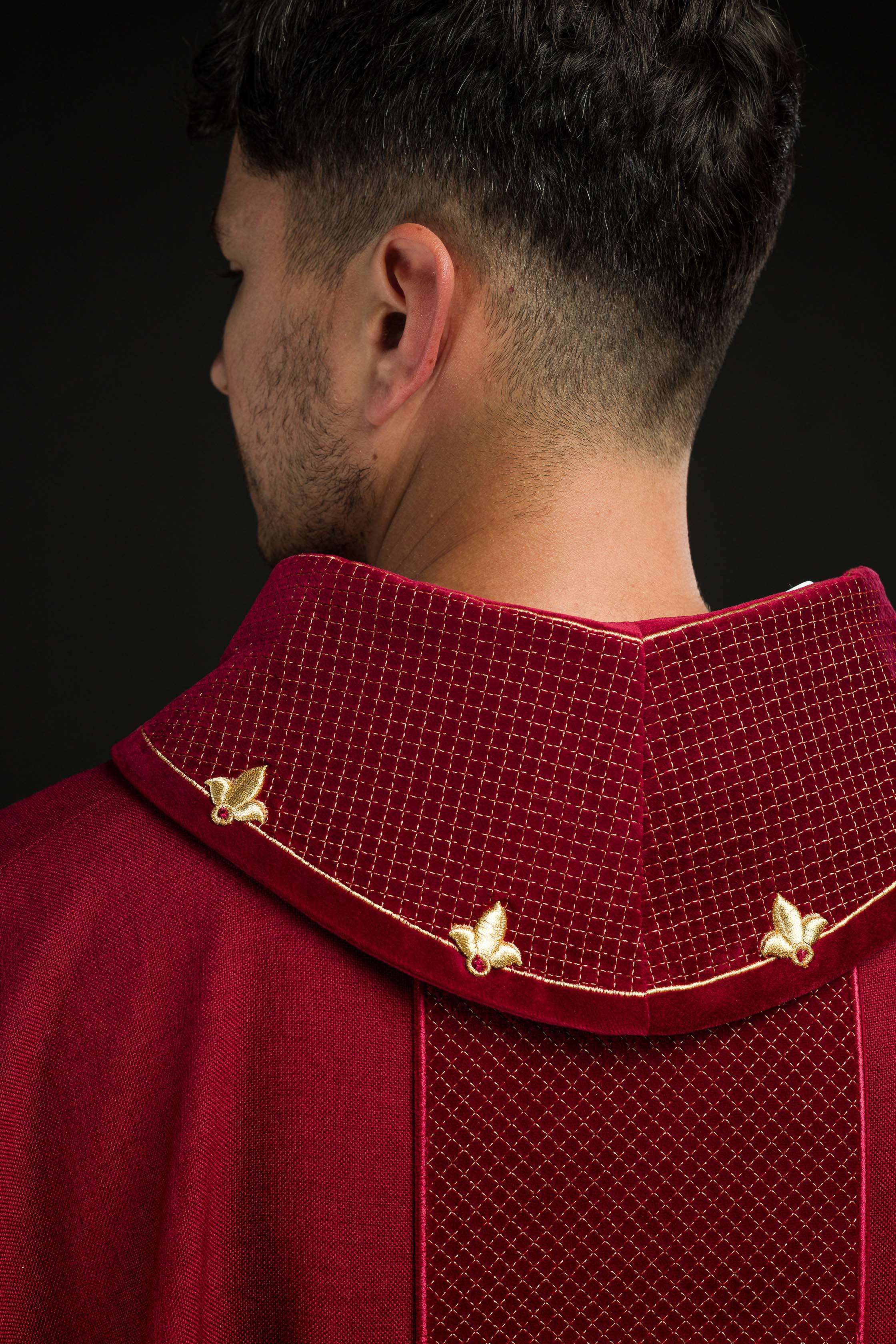 Casula con cintura in velluto rosso e croci ricamate