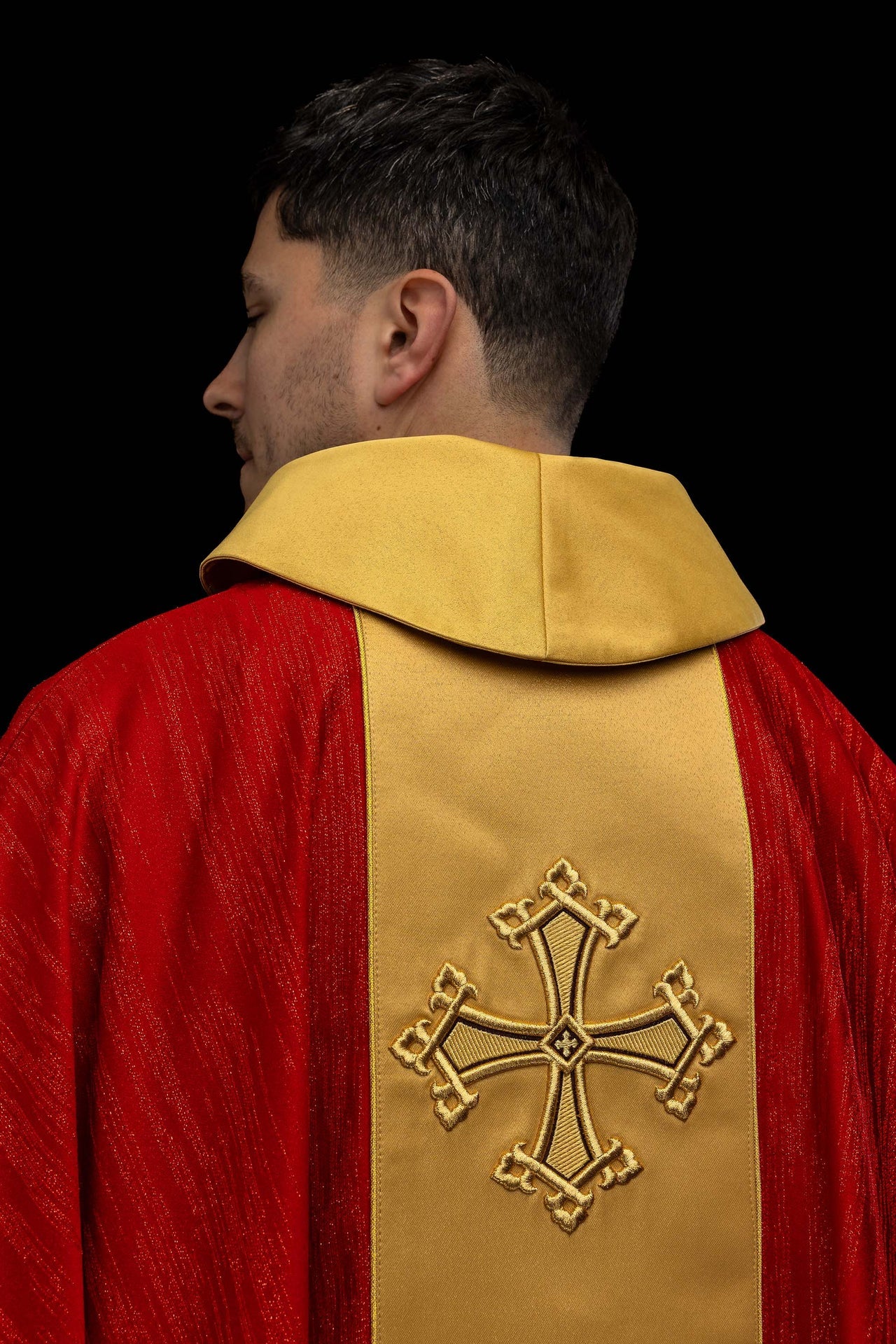 Casula rossa con motivo di croce ricamato e fascia in tessuto decorativo