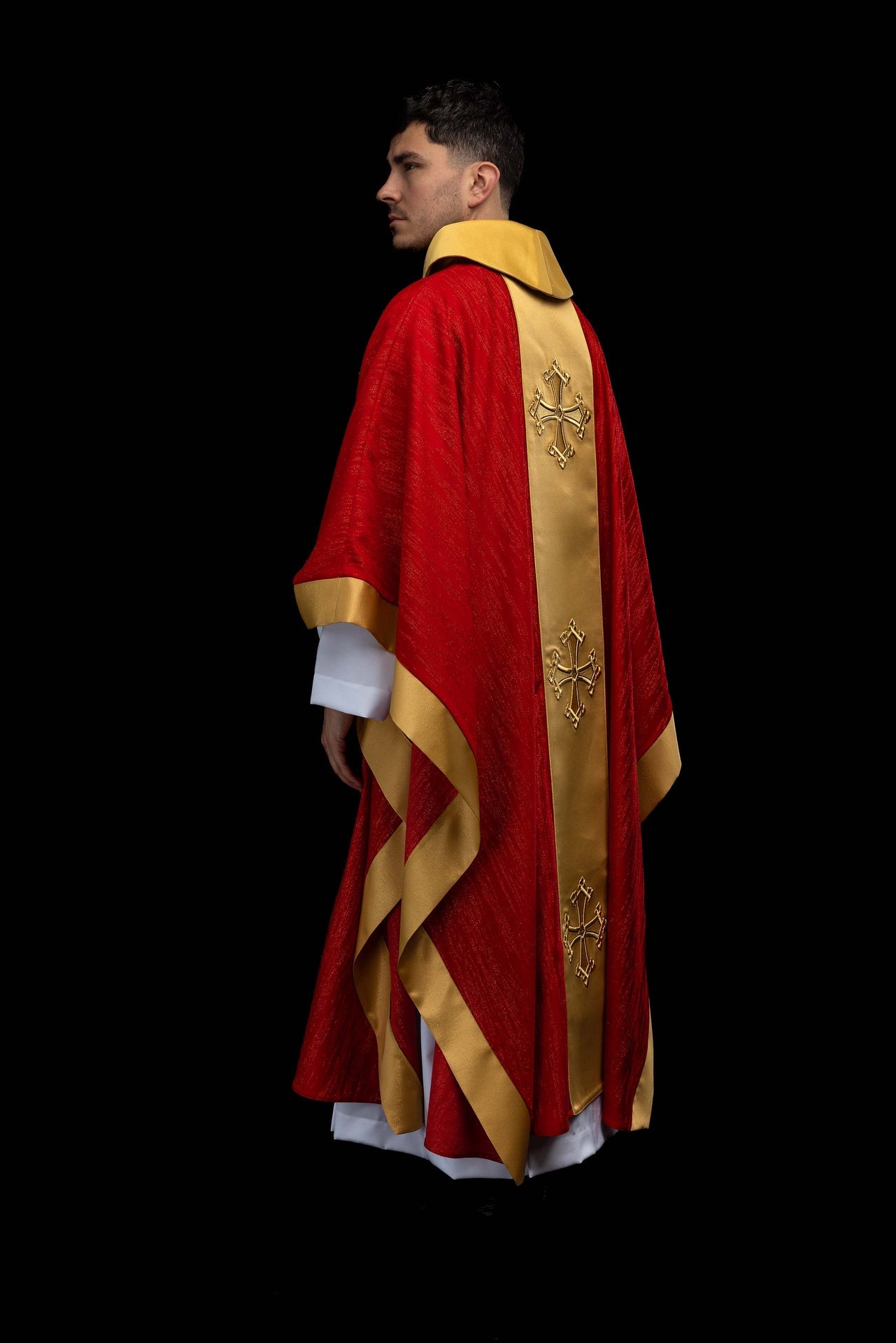 Casula rossa con motivo di croce ricamato e fascia in tessuto decorativo