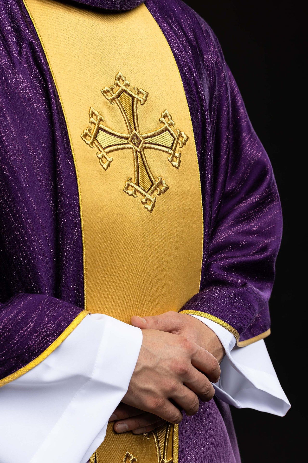 Fioletowy ornat z haftowanym motywem krzyża z pasem na ozdobnej tkaninie - ORNATY.PL