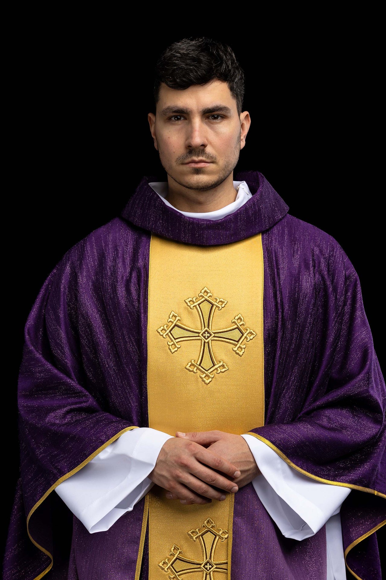 Fioletowy ornat z haftowanym motywem krzyża z pasem na ozdobnej tkaninie - ORNATY.PL