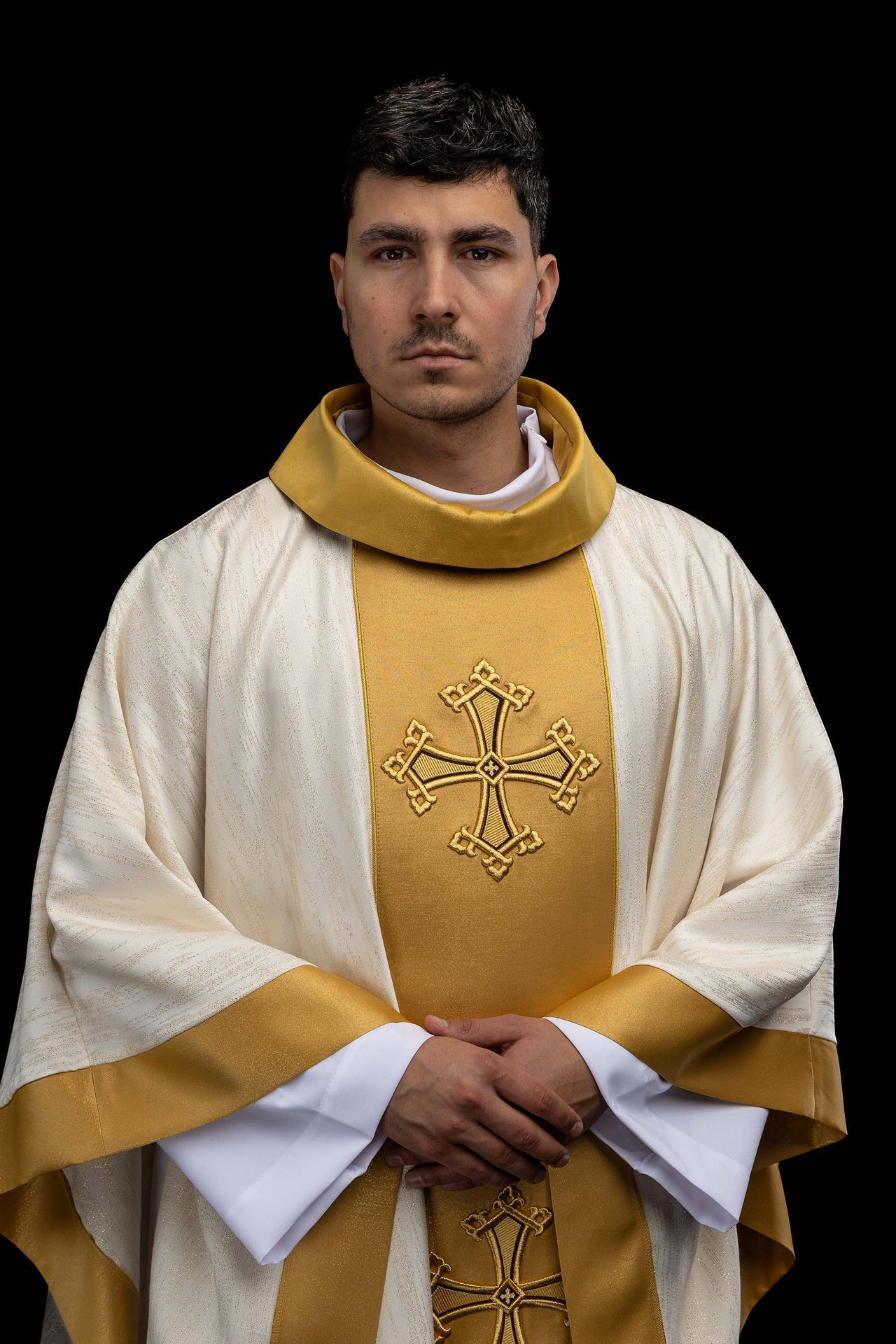 Ecru ornat z haftowanym motywem krzyża z pasem na ozdobnej tkaninie