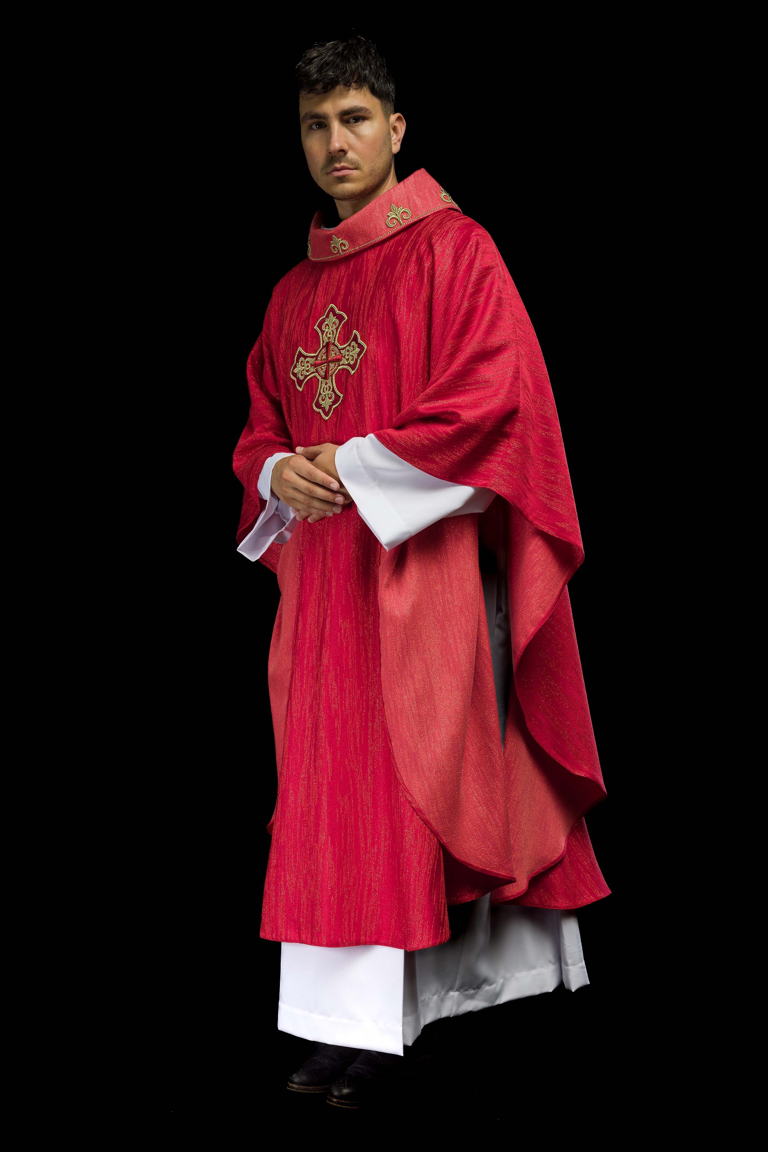 Casula rossa con ricamo della croce su tessuto decorativo