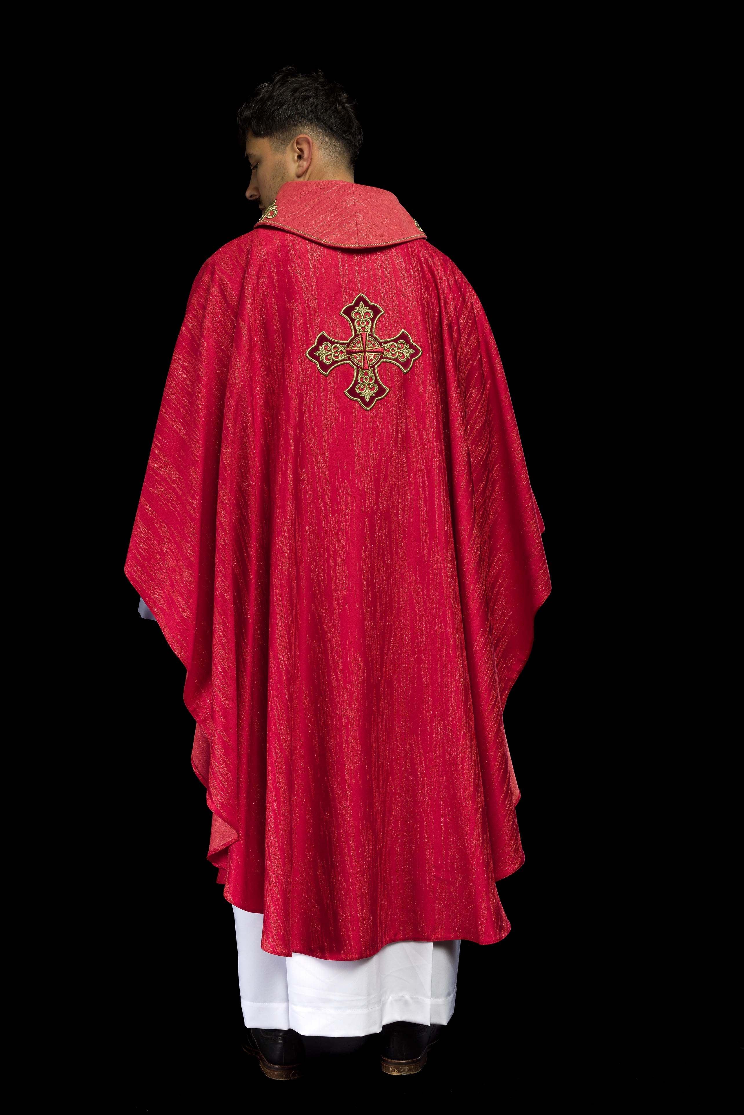 Casula rossa con ricamo della croce su tessuto decorativo
