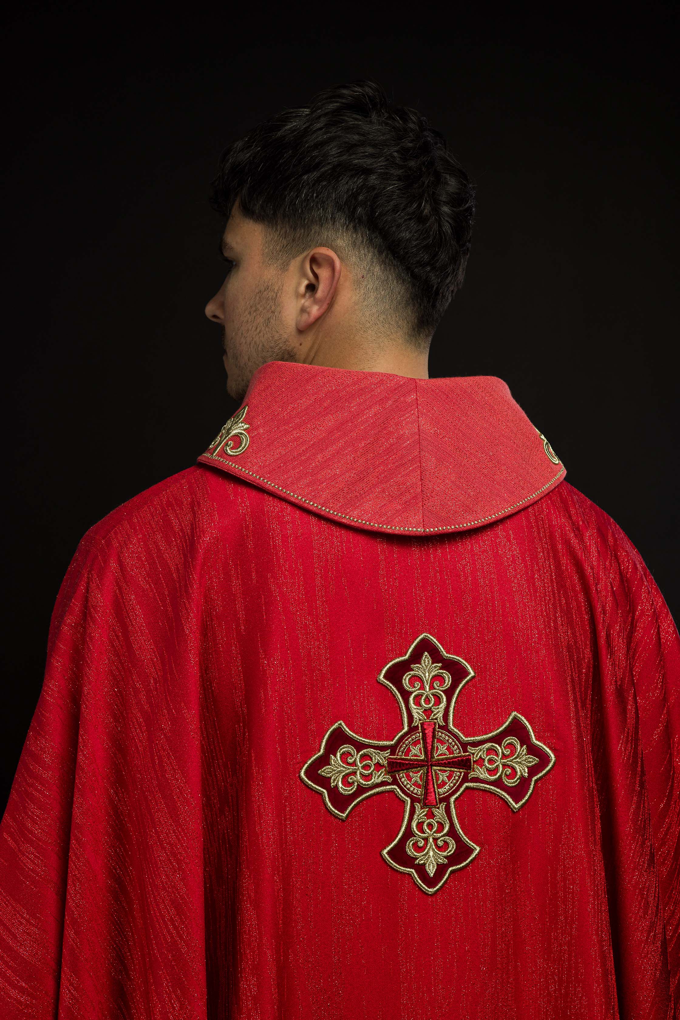 Casula rossa con ricamo della croce su tessuto decorativo