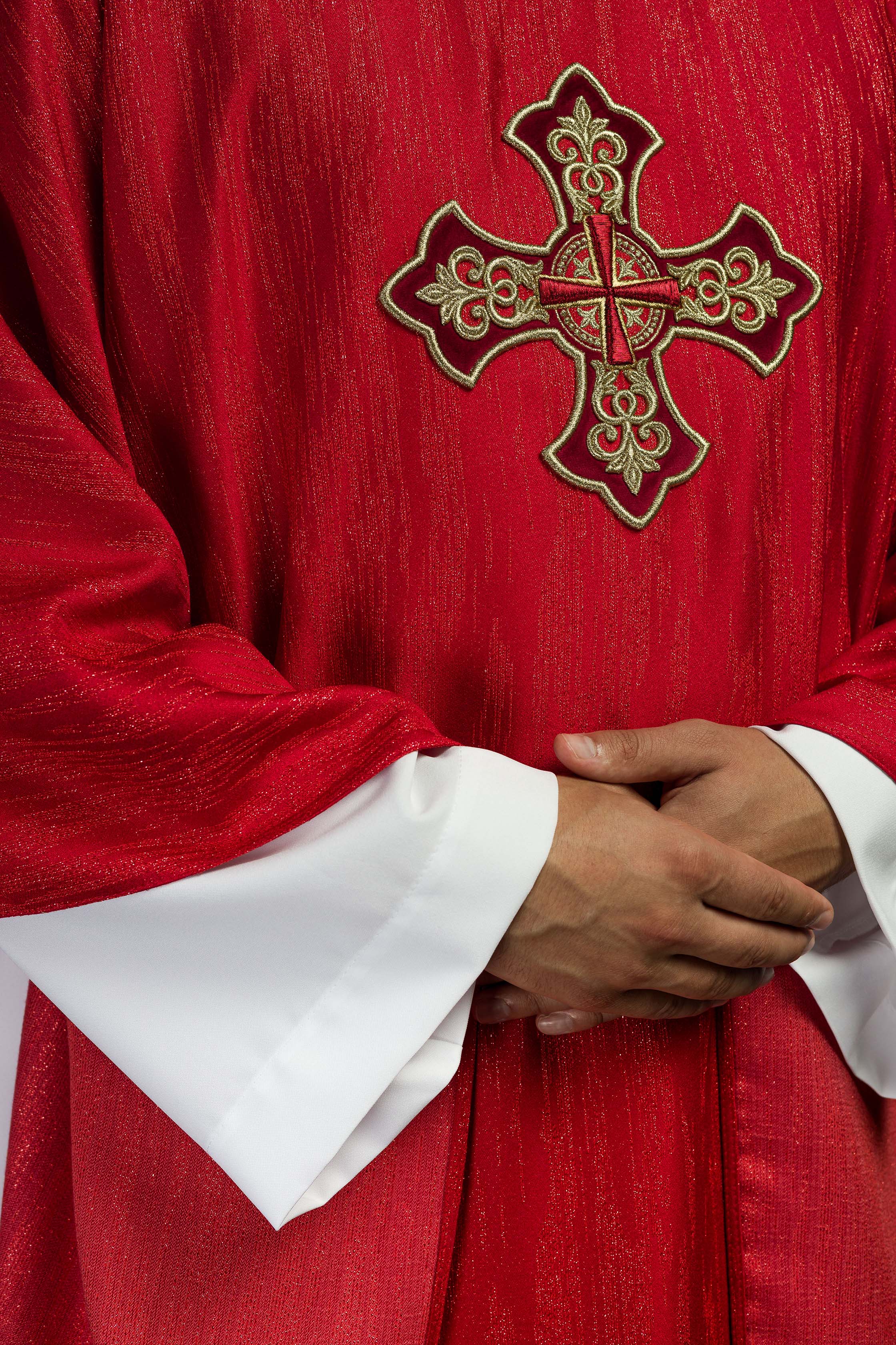 Casula rossa con ricamo della croce su tessuto decorativo