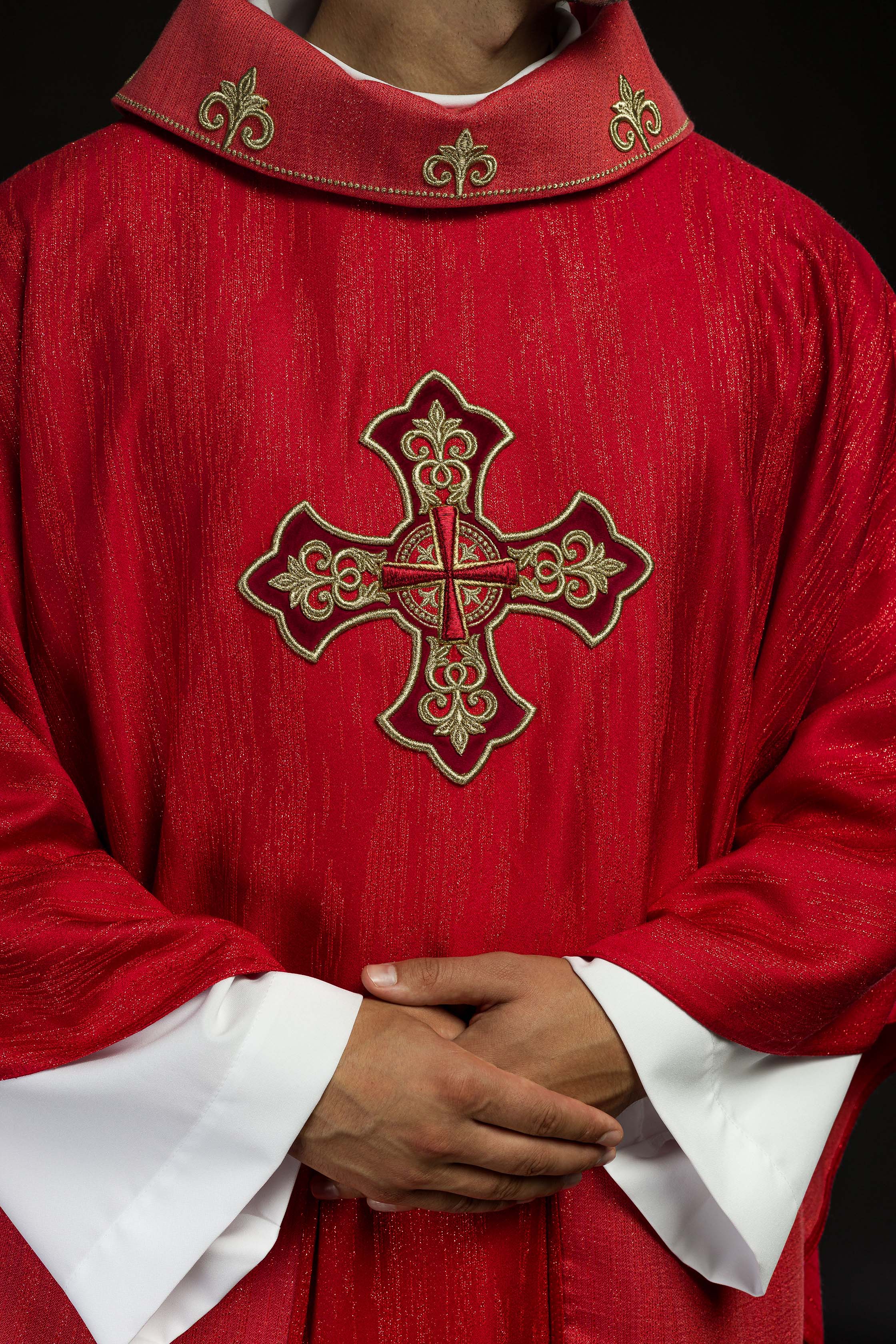 Casula rossa con ricamo della croce su tessuto decorativo