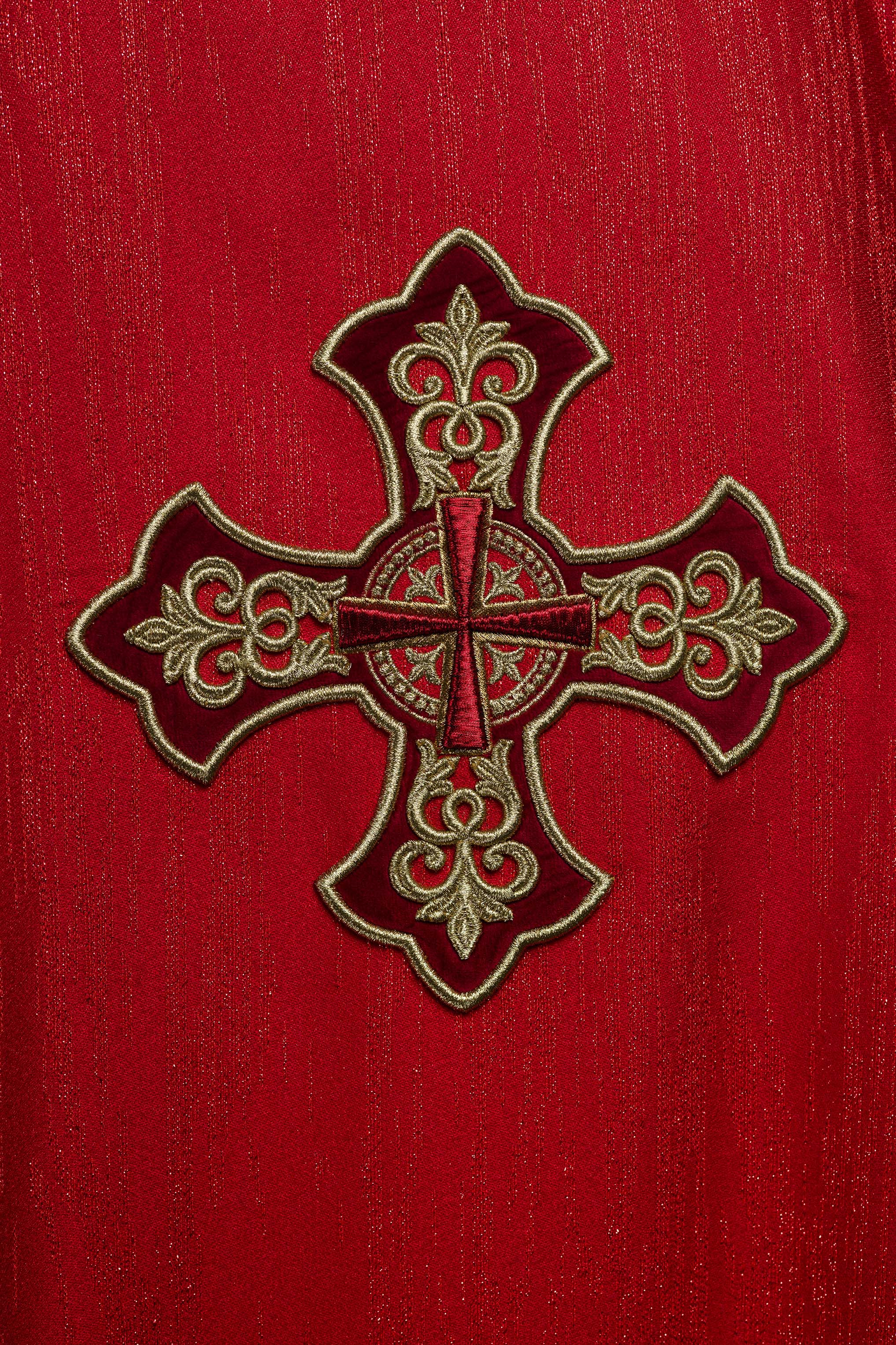 Casula rossa con ricamo della croce su tessuto decorativo