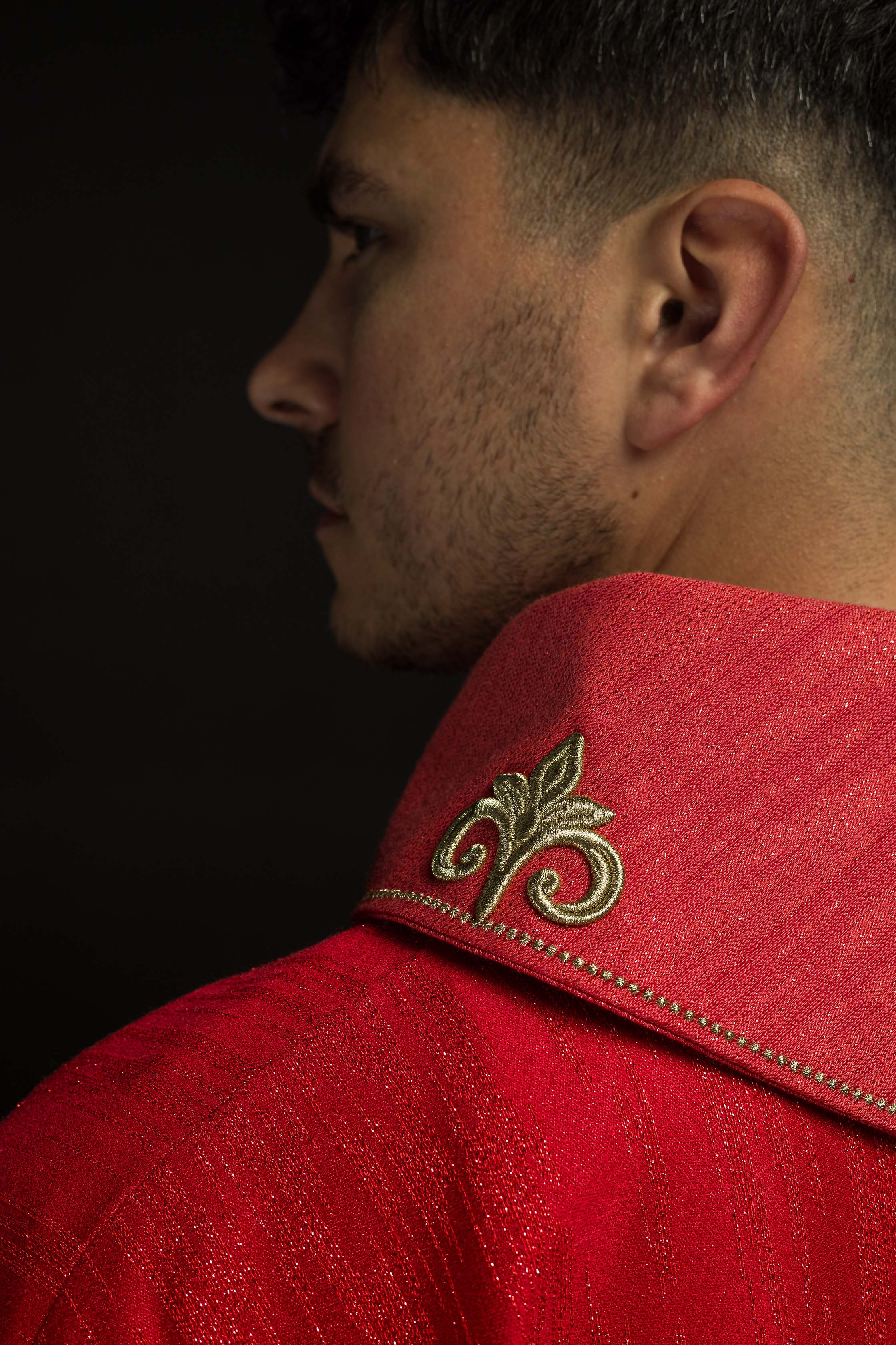 Casula rossa con ricamo della croce su tessuto decorativo
