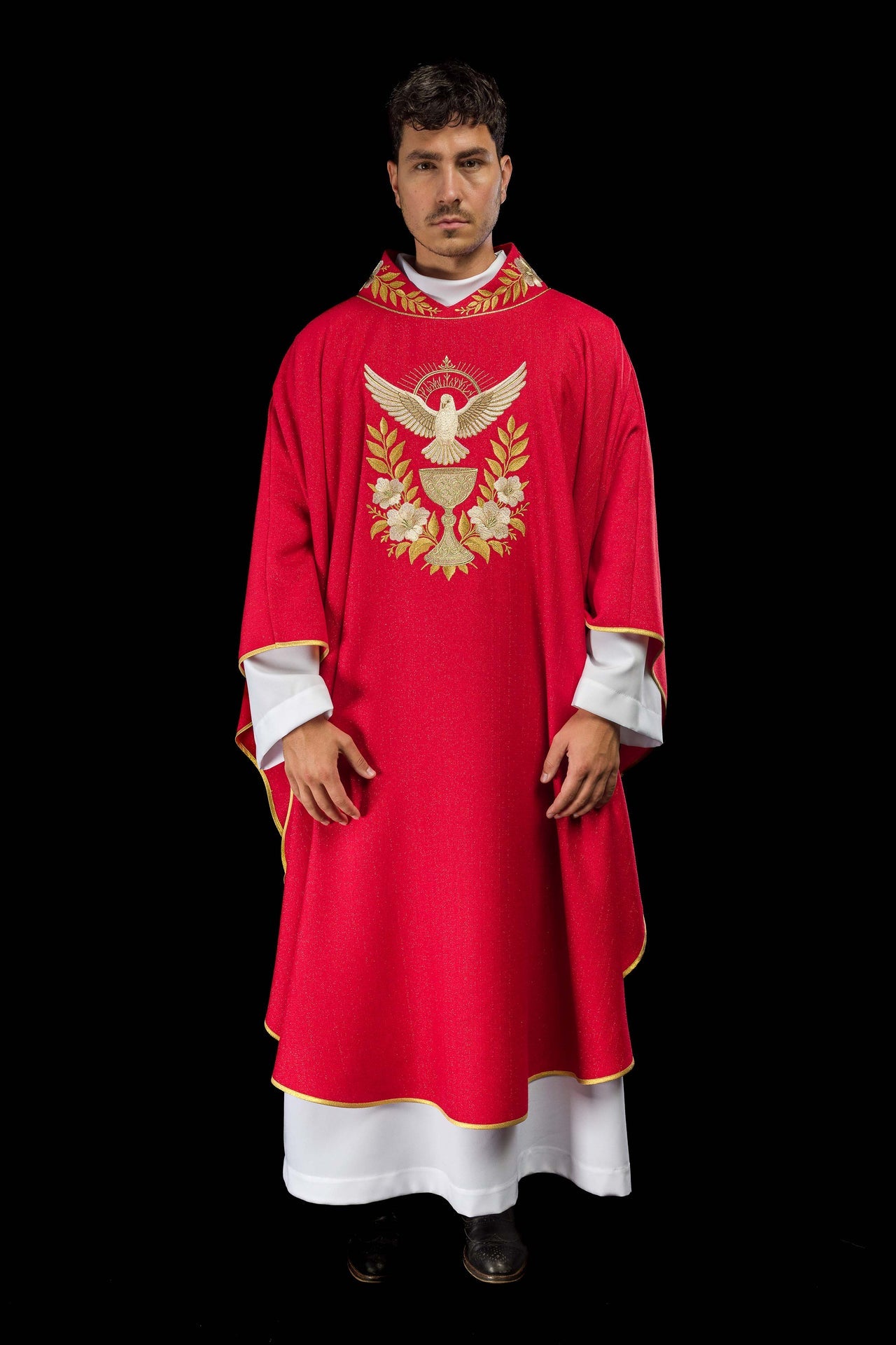 Casula rossa con colletto ricamato e simbolo dello Spirito Santo