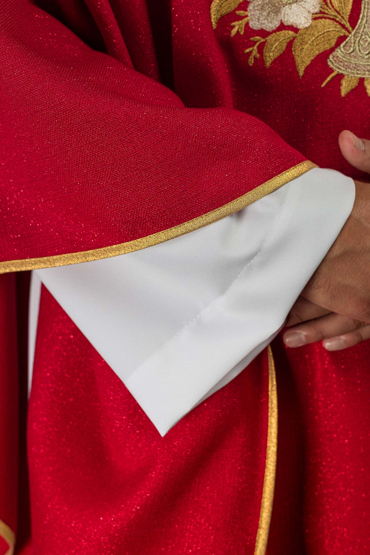 Casula rossa con colletto ricamato e simbolo dello Spirito Santo