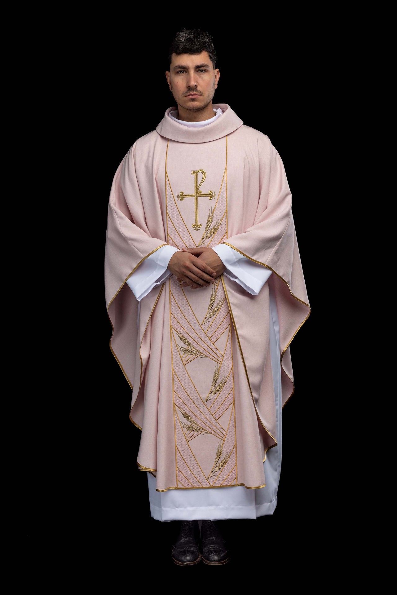 Ornat w kolorze różowym z haftowanym pasem Pax