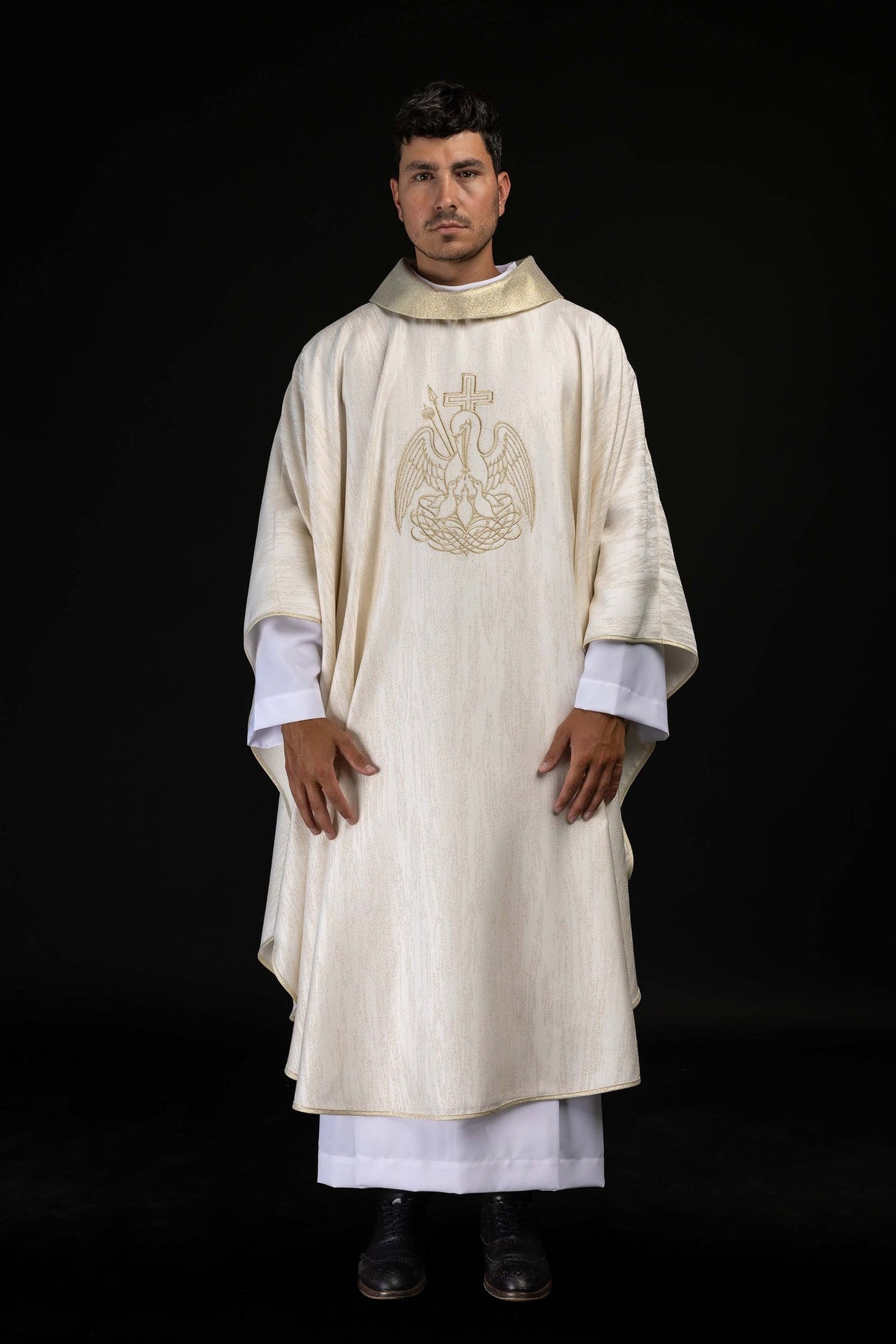 Casula liturgica ricamata color avorio con motivo del pellicano
