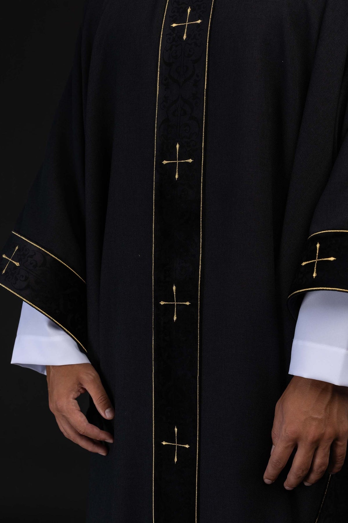 Casula liturgica nera con croci sul colletto e stolone ricamato