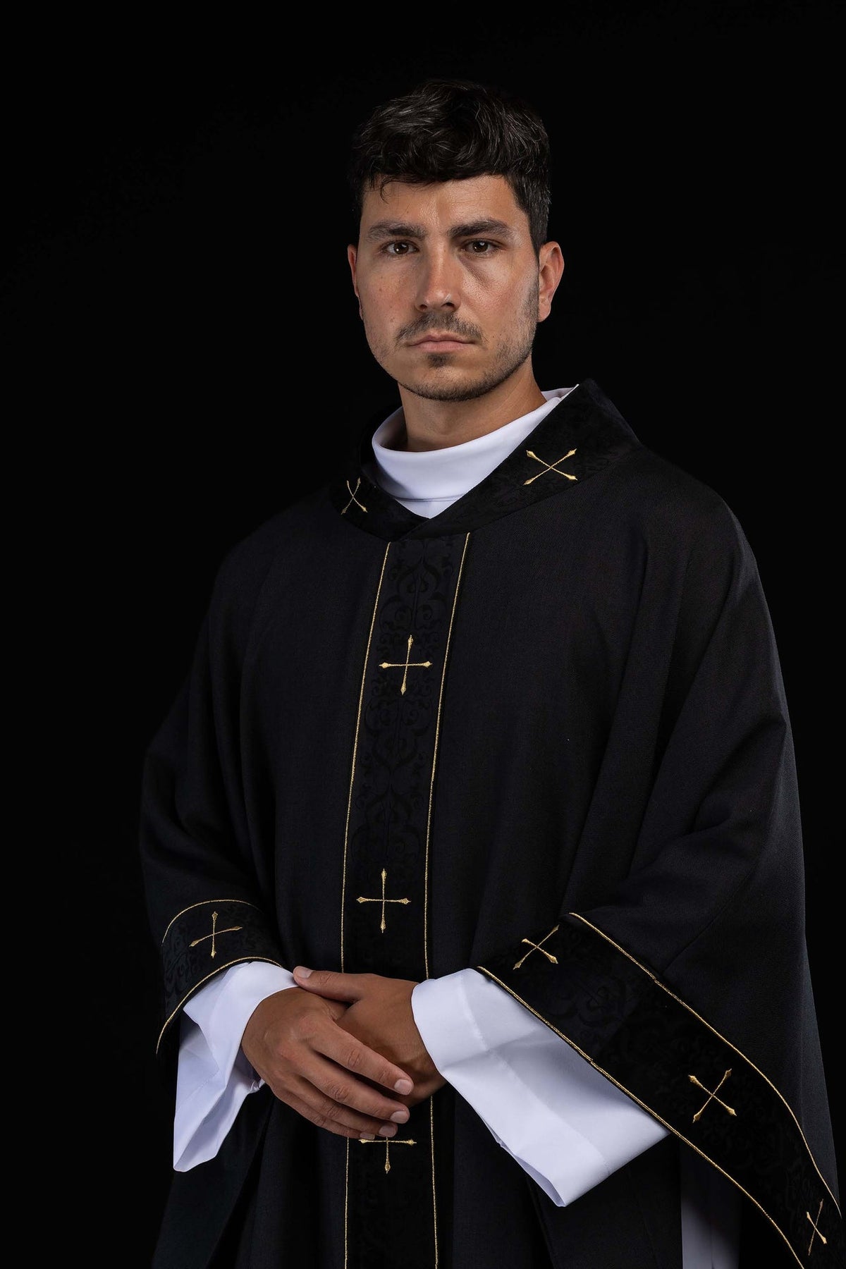 Casula liturgica nera con croci sul colletto e stolone ricamato