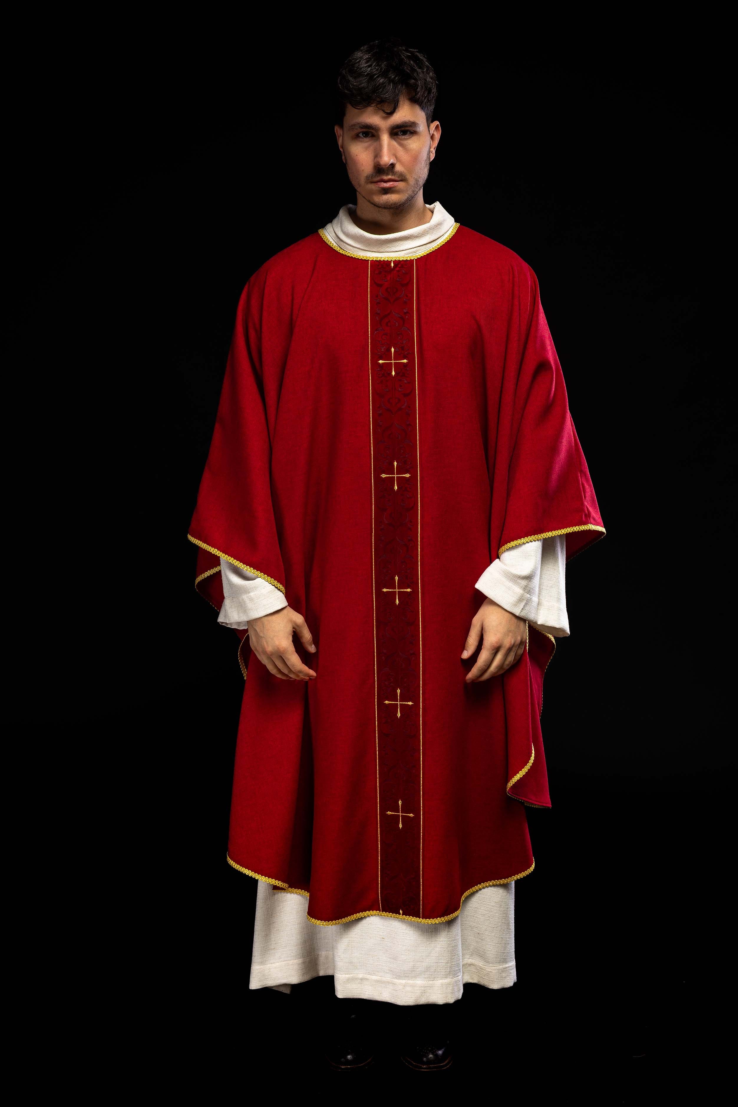 Casula di colore rosso con banda ricamata a croci