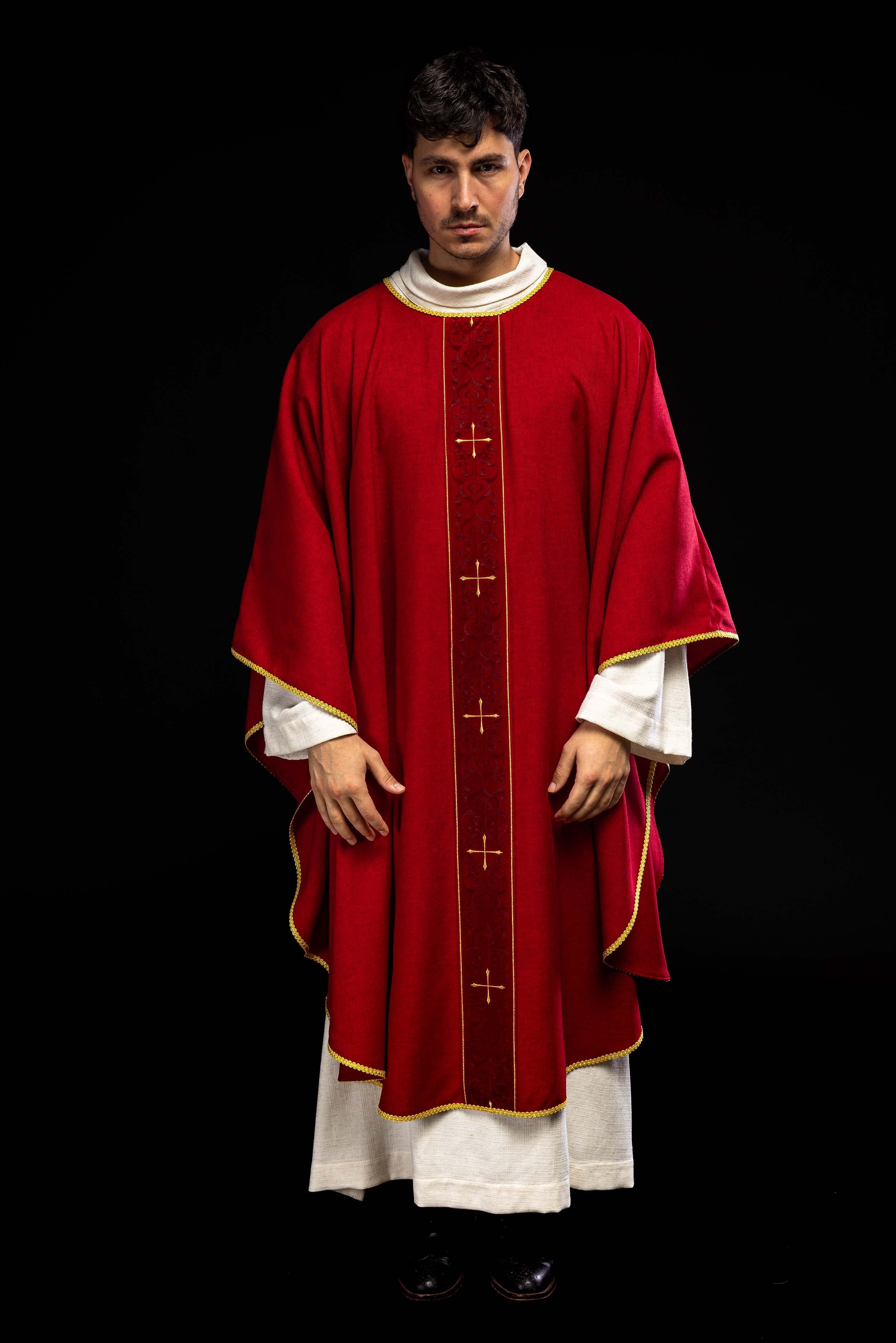 Casula di colore rosso con banda ricamata a croci