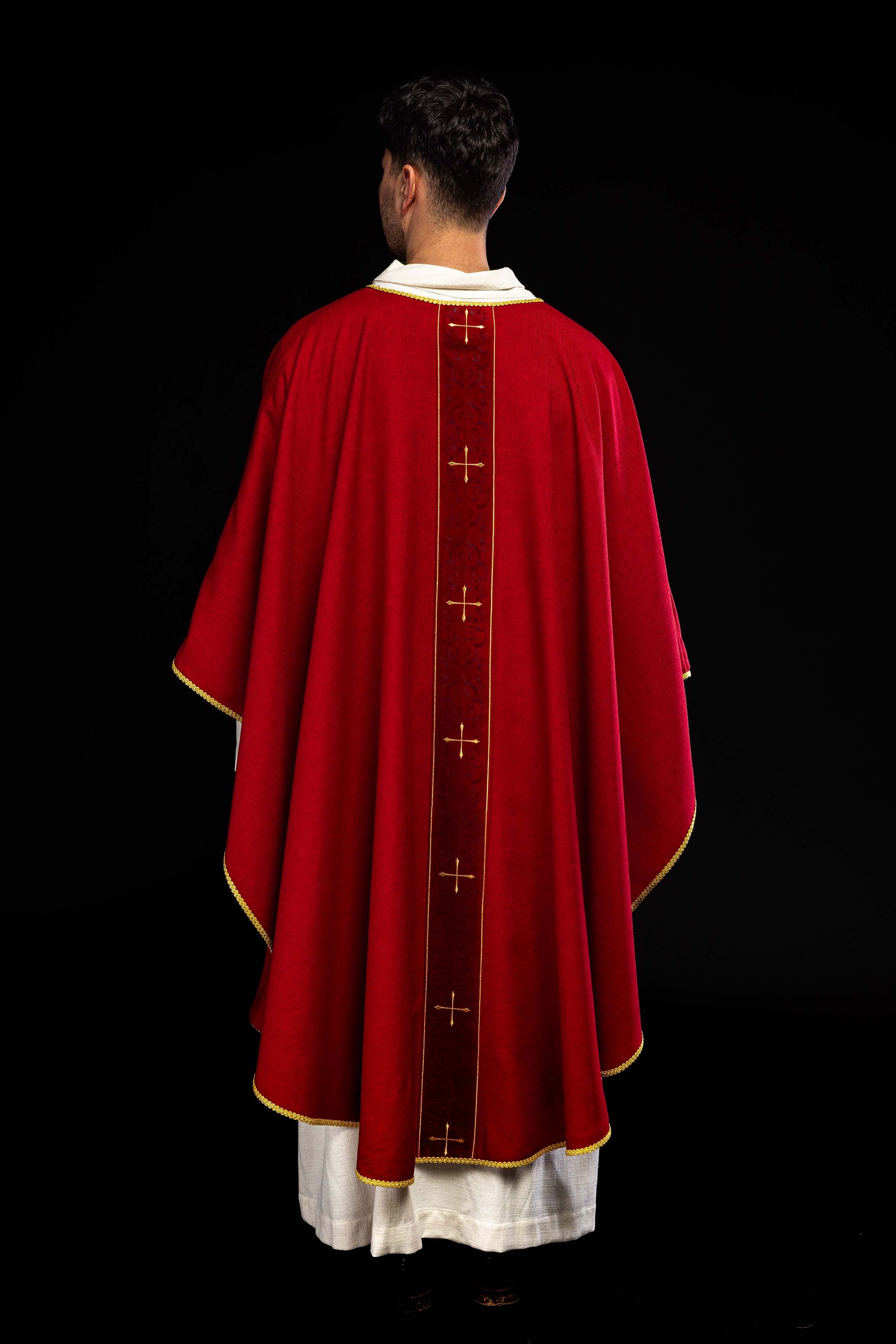 Casula di colore rosso con banda ricamata a croci