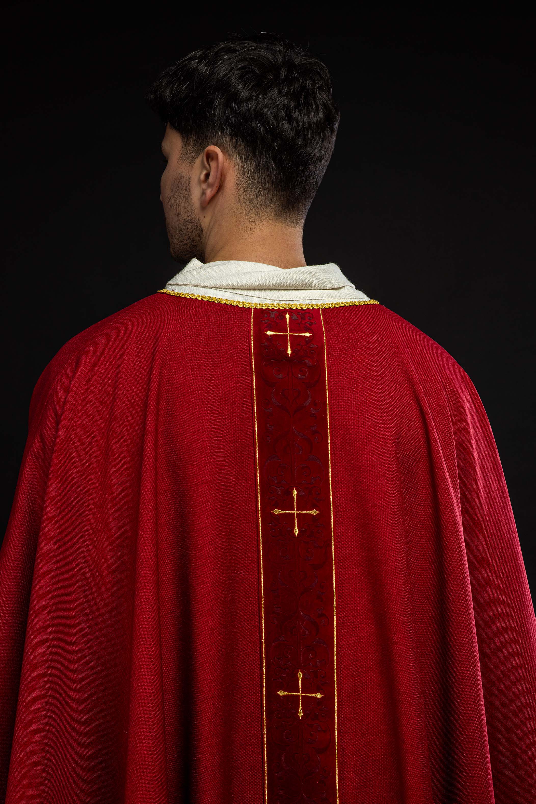 Casula di colore rosso con banda ricamata a croci