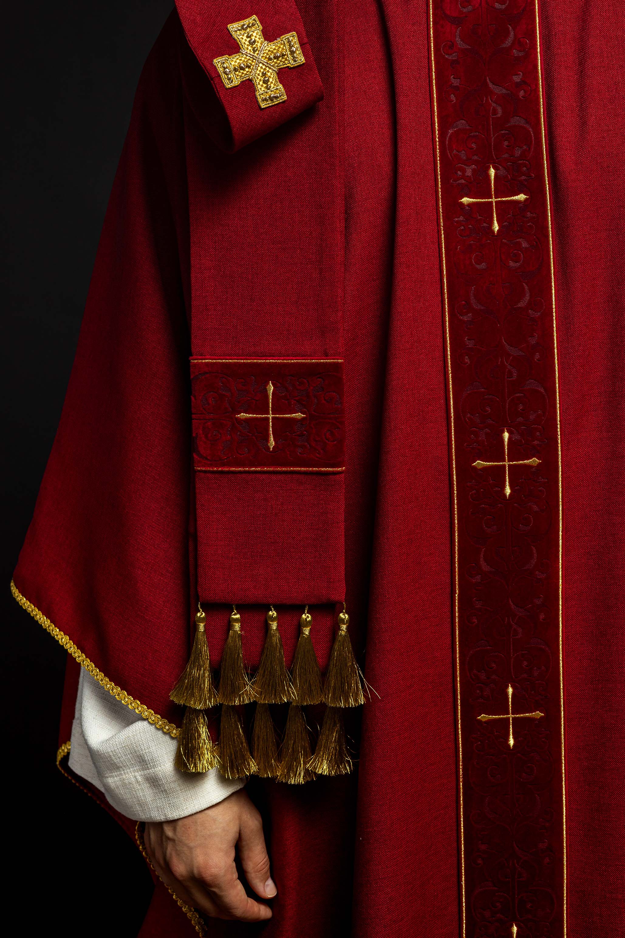 Casula di colore rosso con banda ricamata a croci