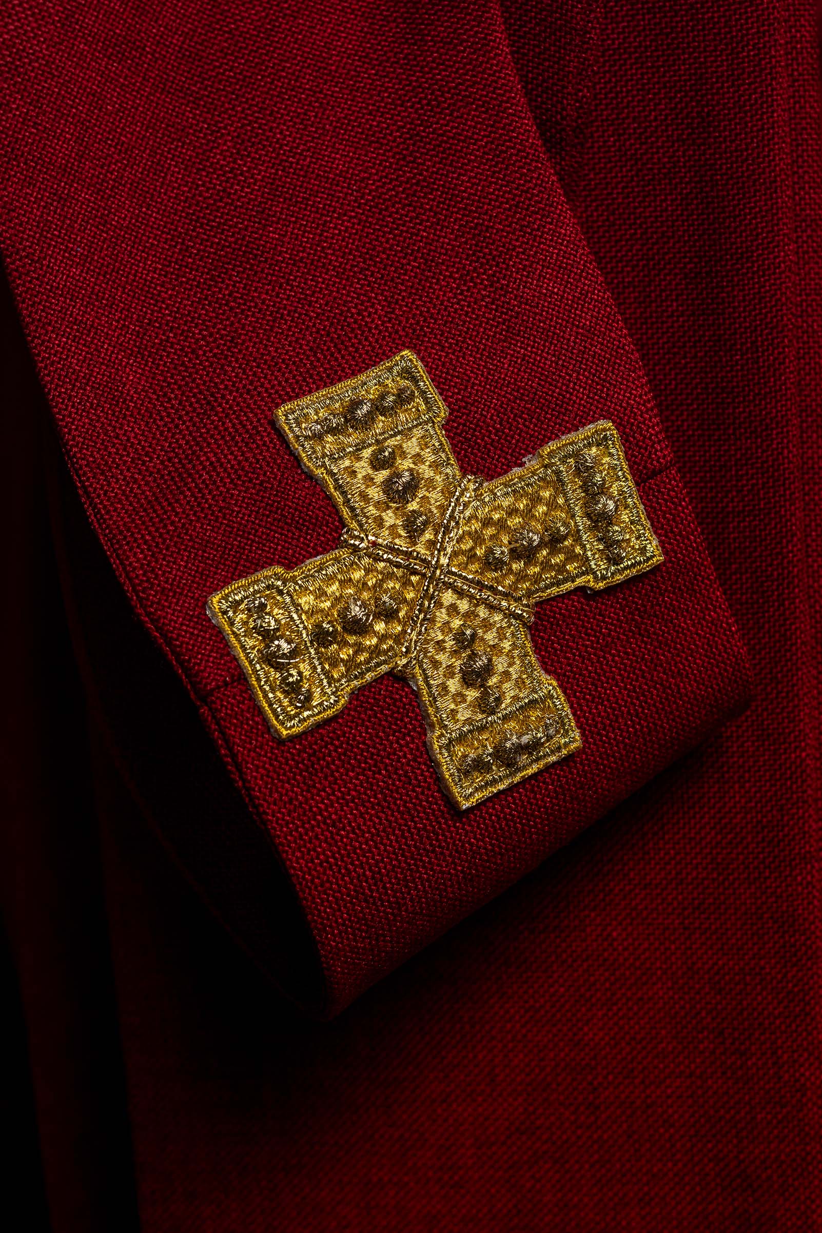 Casula di colore rosso con banda ricamata a croci