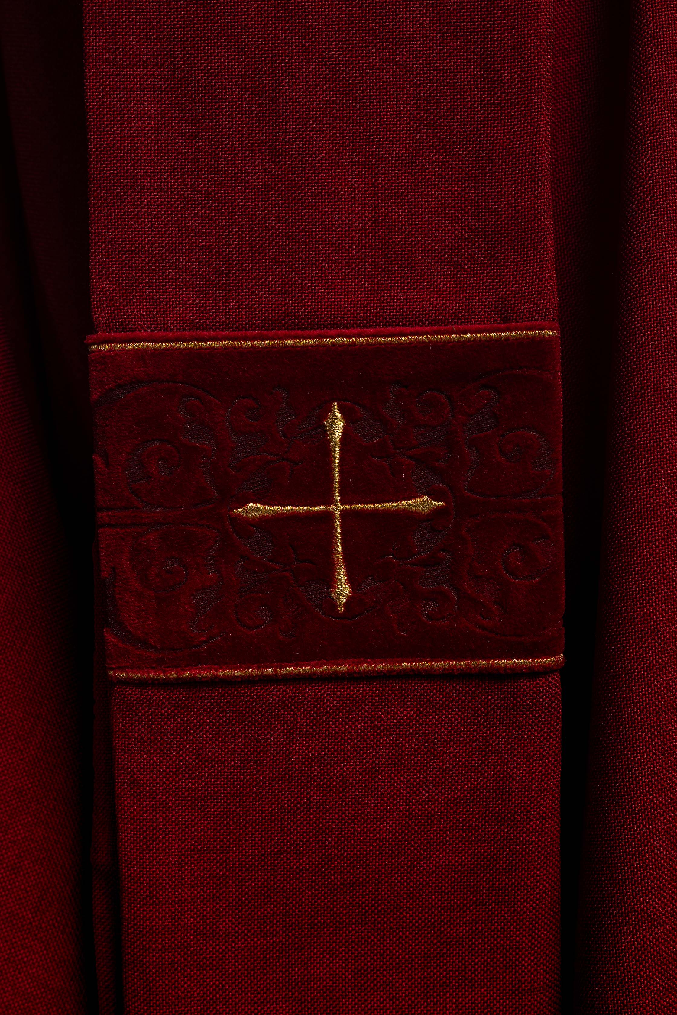 Casula di colore rosso con banda ricamata a croci