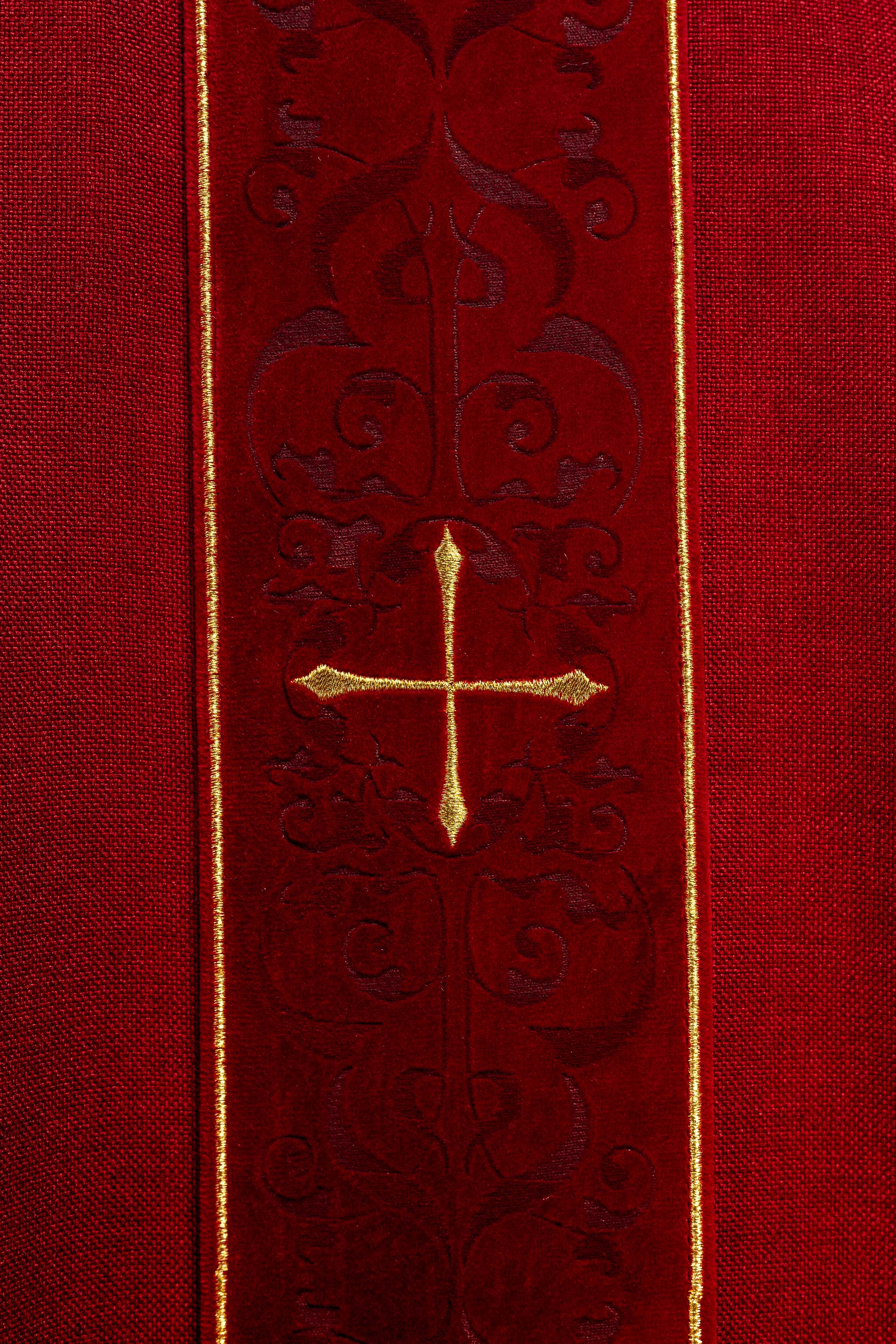 Casula di colore rosso con banda ricamata a croci