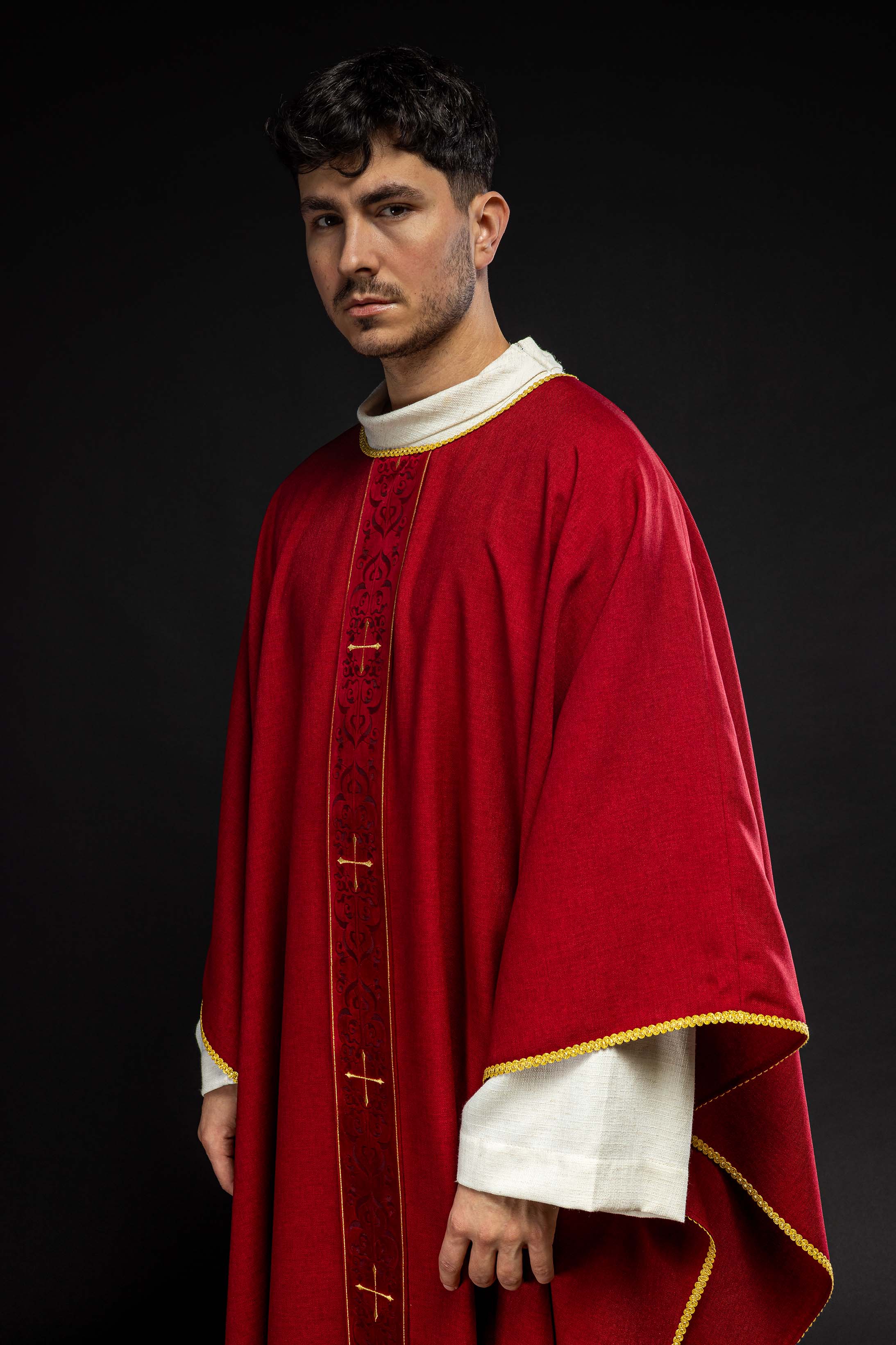 Casula di colore rosso con banda ricamata a croci