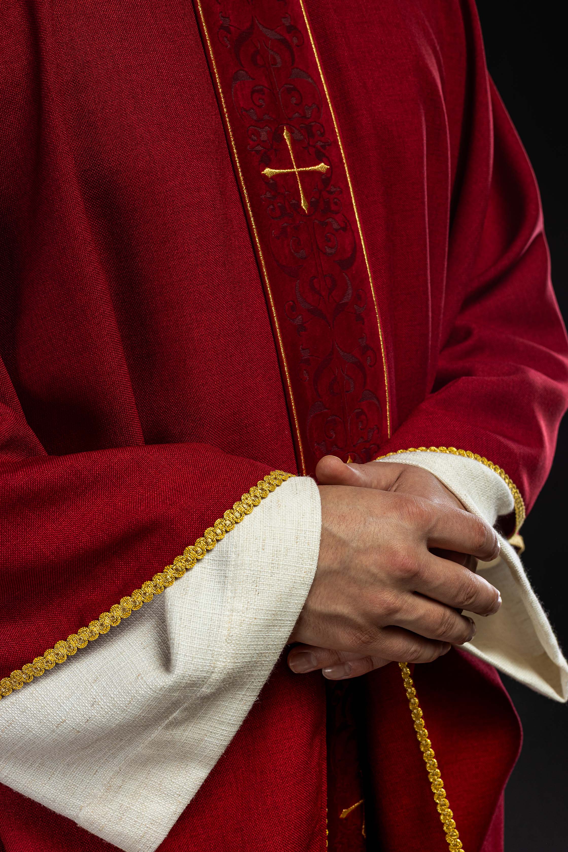 Casula di colore rosso con banda ricamata a croci