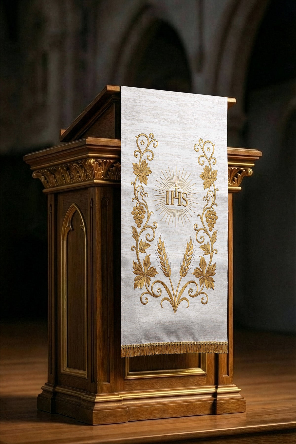 Telo per leggio liturgico color ecru riccamente ricamato con cristogramma IHS