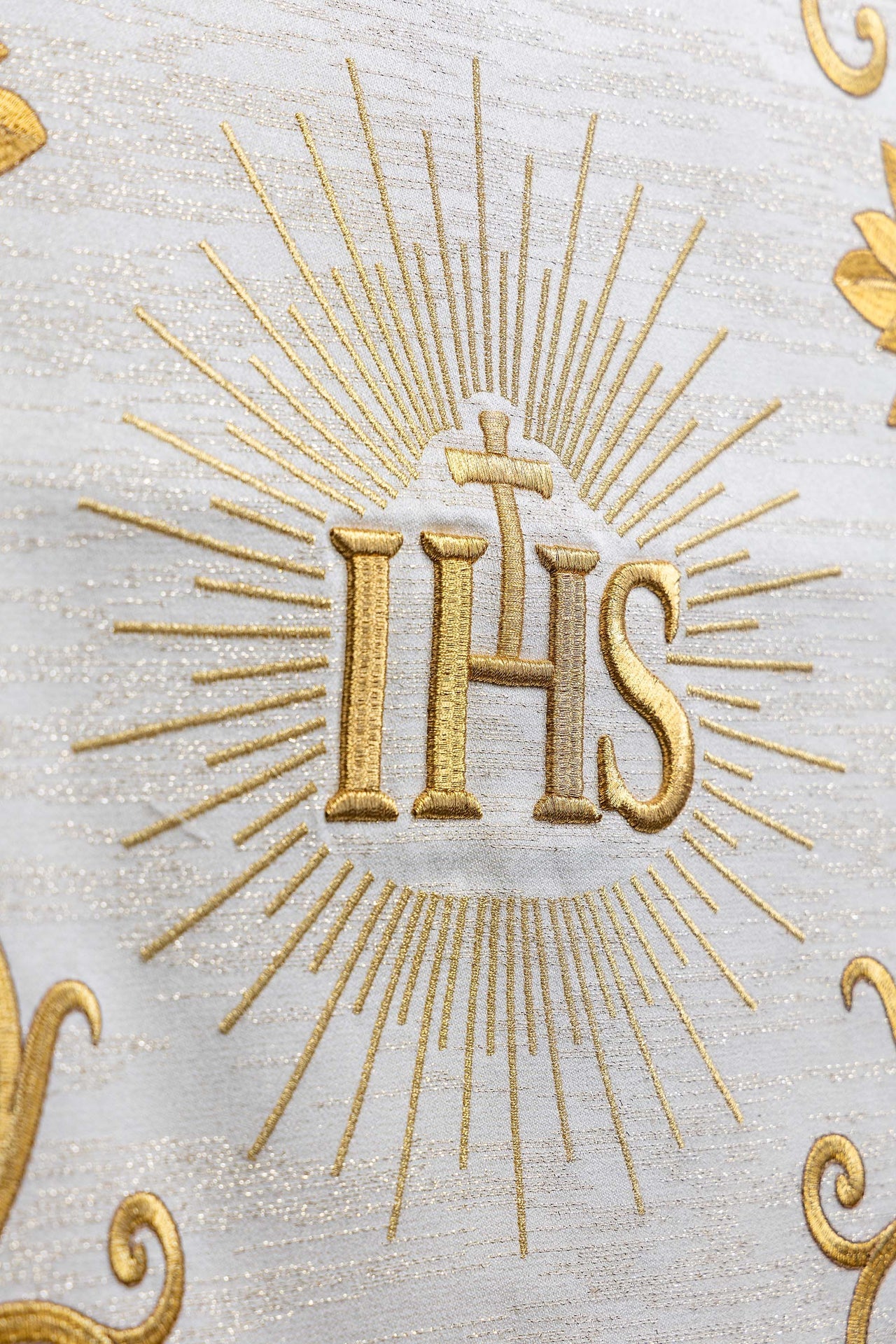 Telo per leggio liturgico color ecru riccamente ricamato con cristogramma IHS