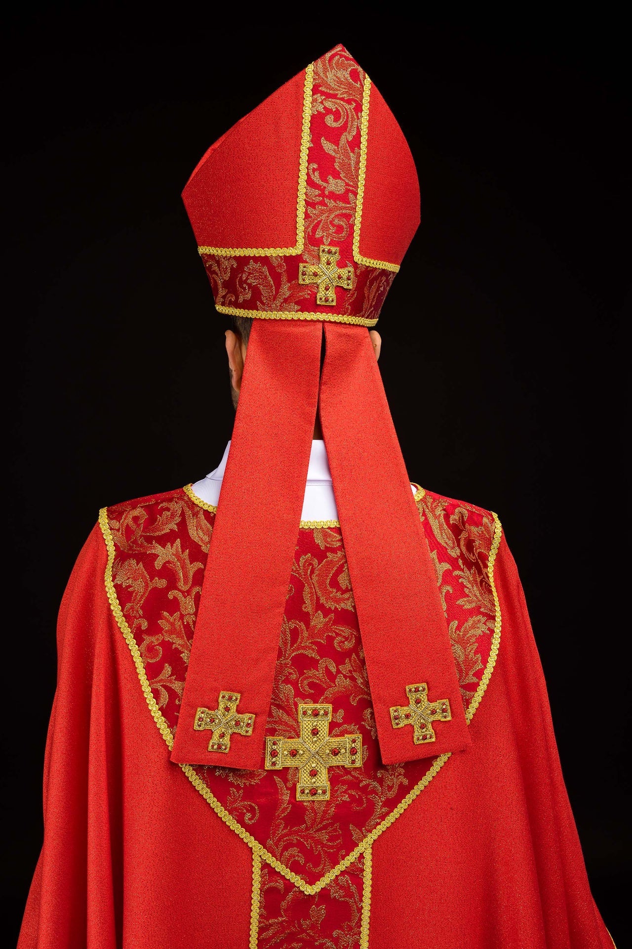 Mitra ricamata con croce decorata con tessuto jacquard rosso