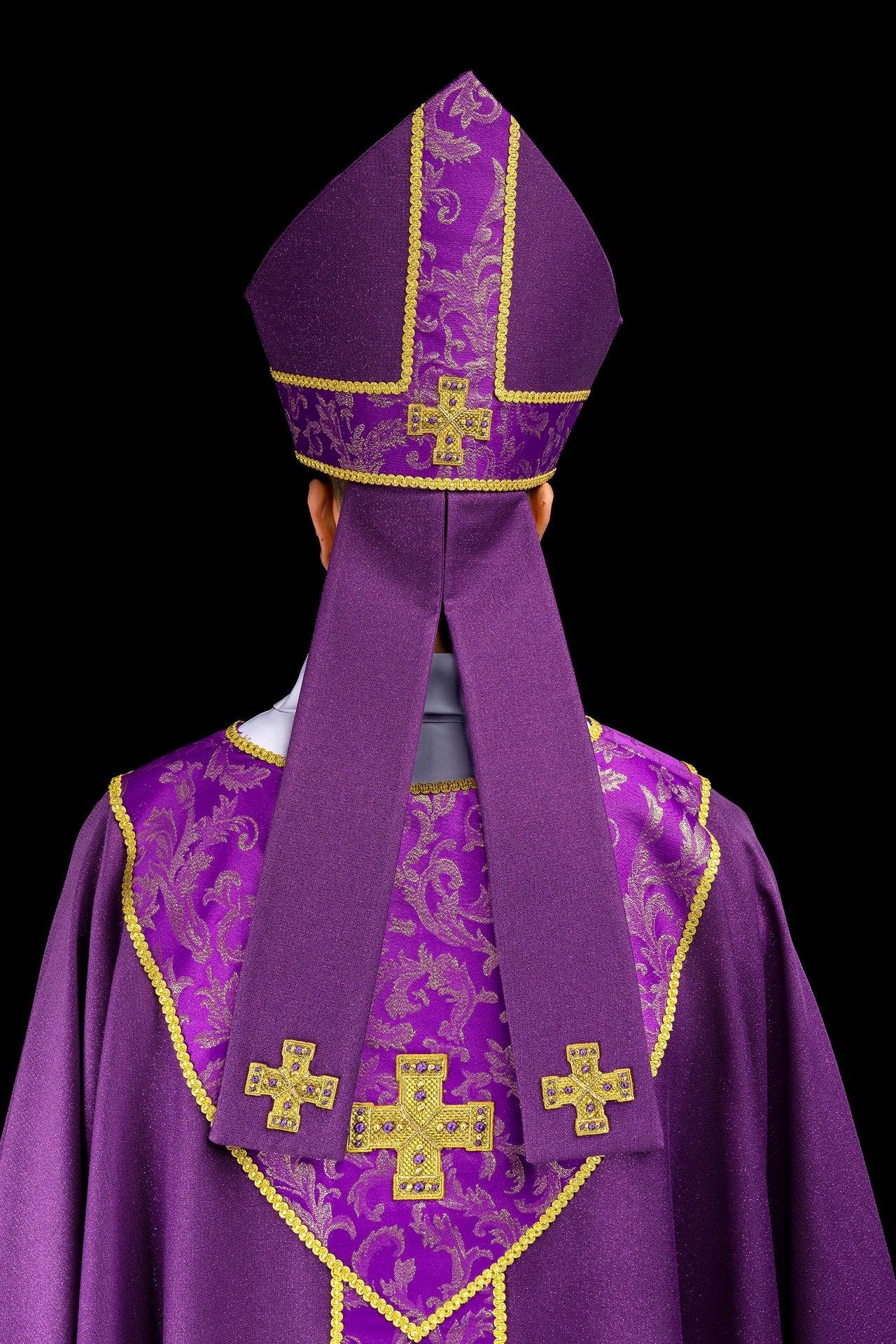 Mitra ricamata con croce decorata con tessuto jacquard viola